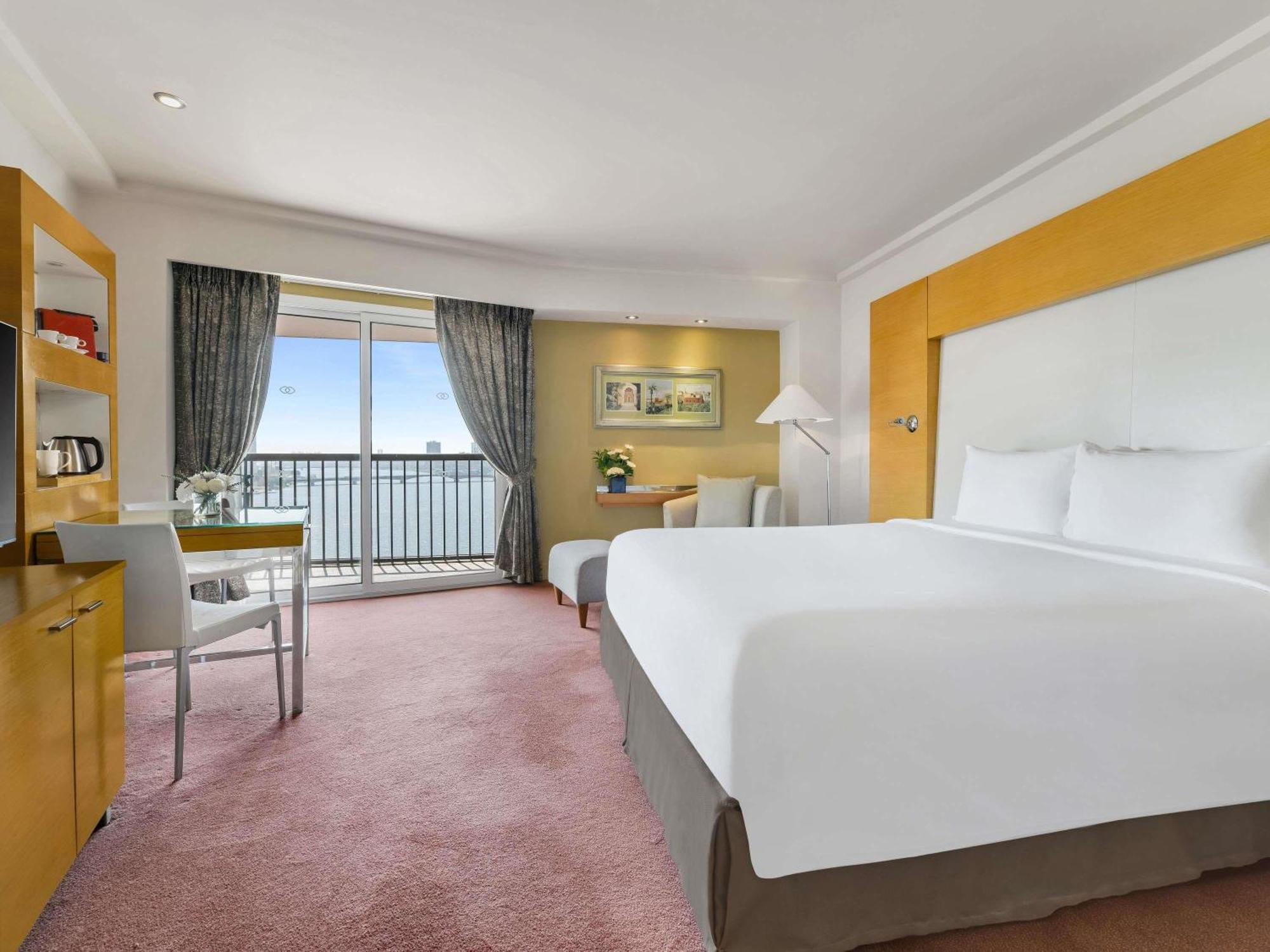Zimmer mit Kingsize-Bett und Panoramablick auf den Nil