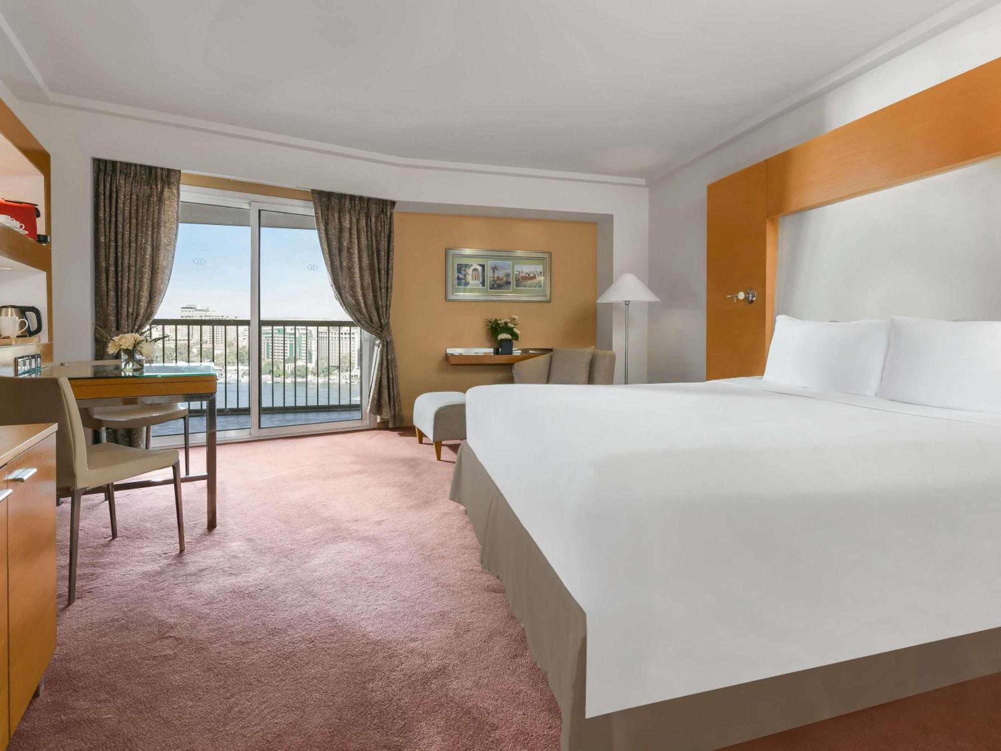 Luxus Zimmer mit Kingsize-Bett und Blick auf den Nil