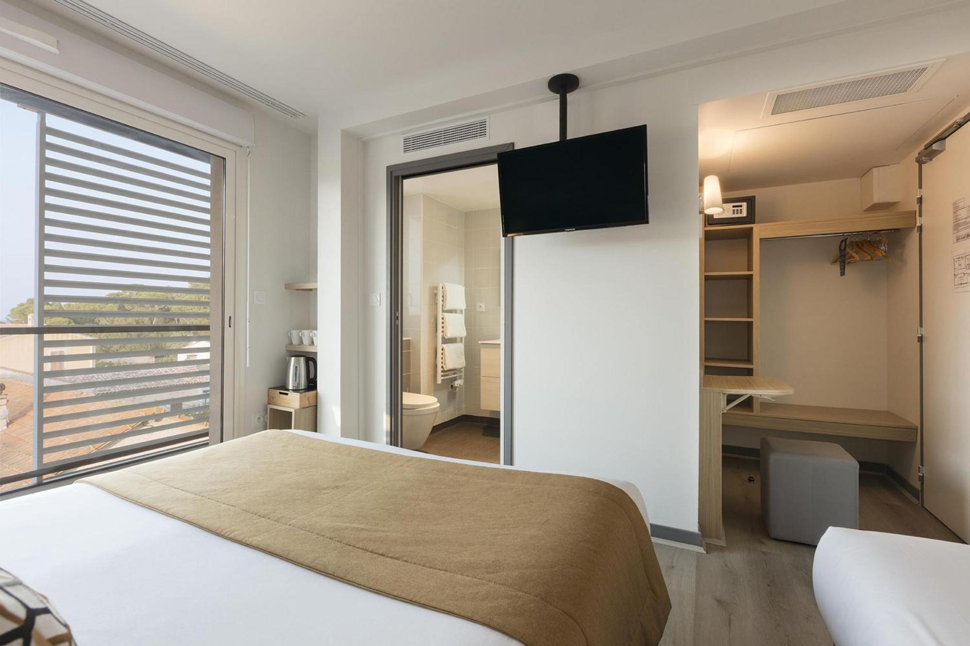 Family Room One Queen Bed One Single Bed Balcony or Non-Smoking