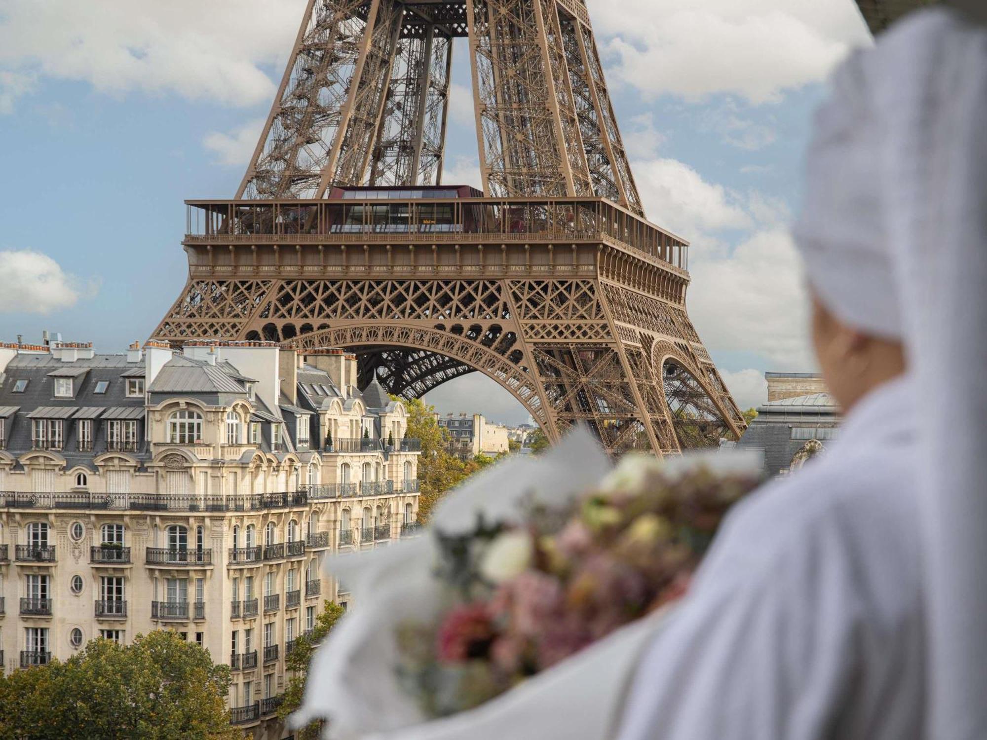 Deluxe King Room Balcony Eiffel Tower View
