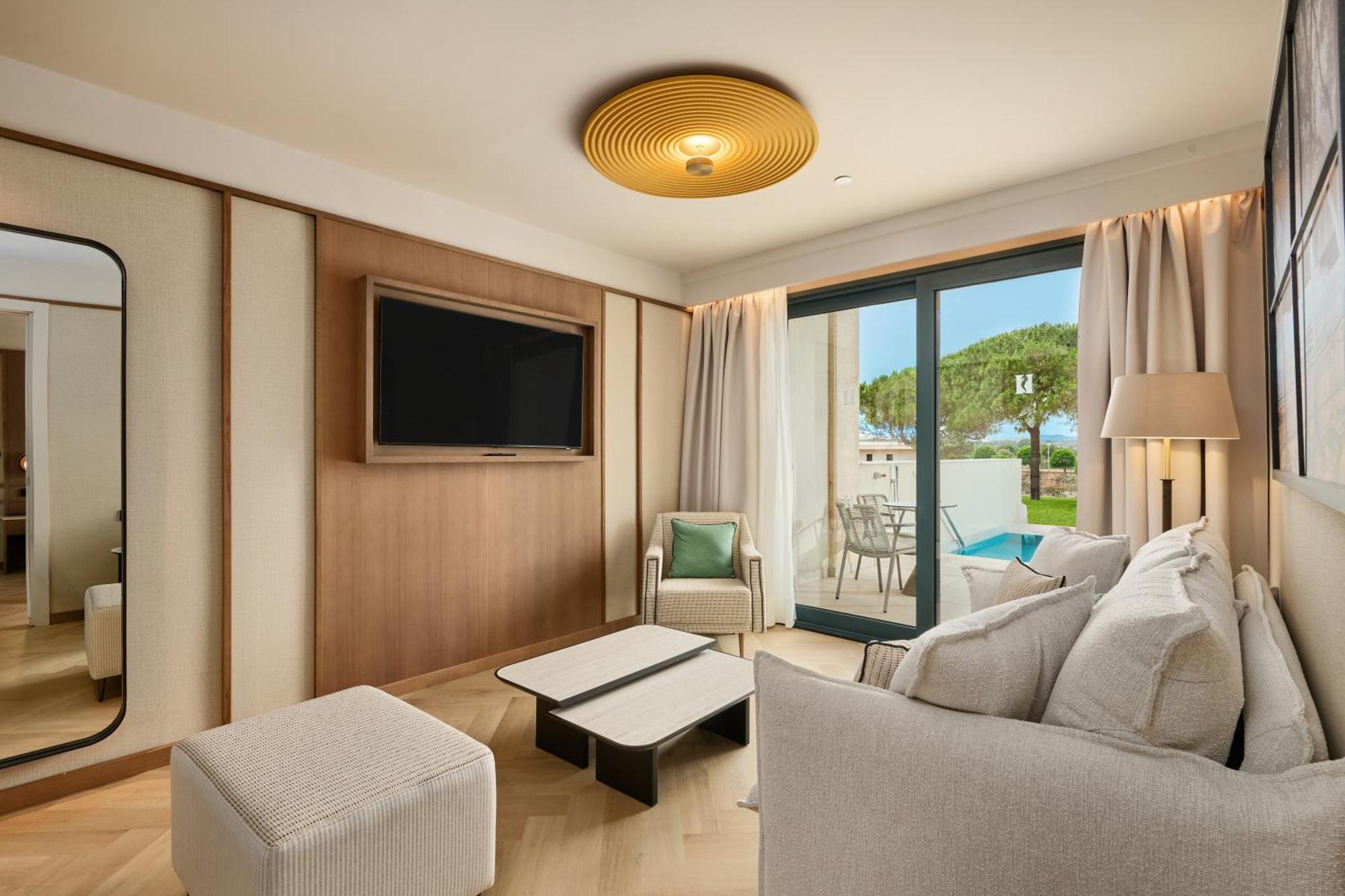 Serenity Suite Swim-Up