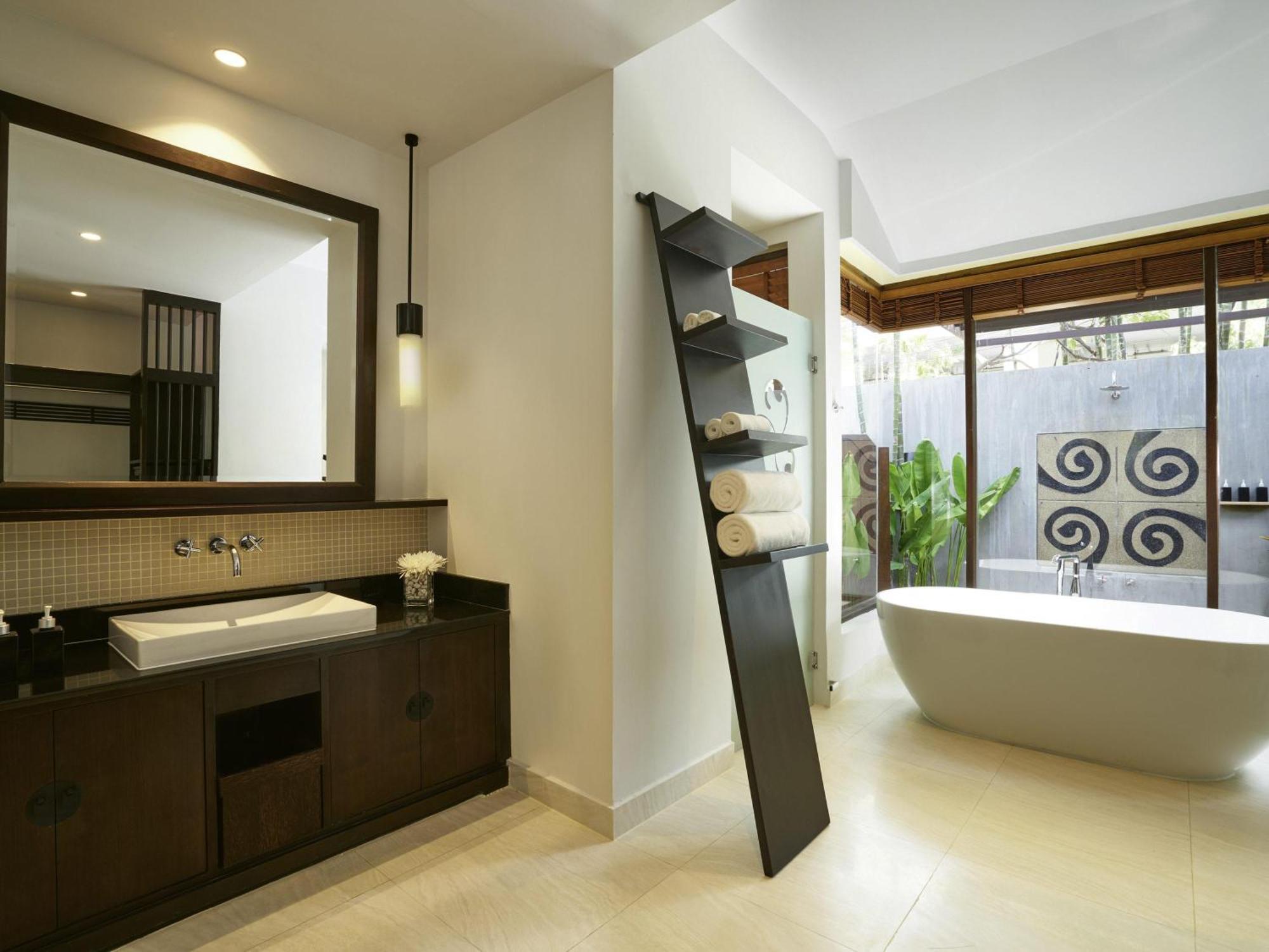 Junior Suite mit Kingsize-Bett und Poolblick