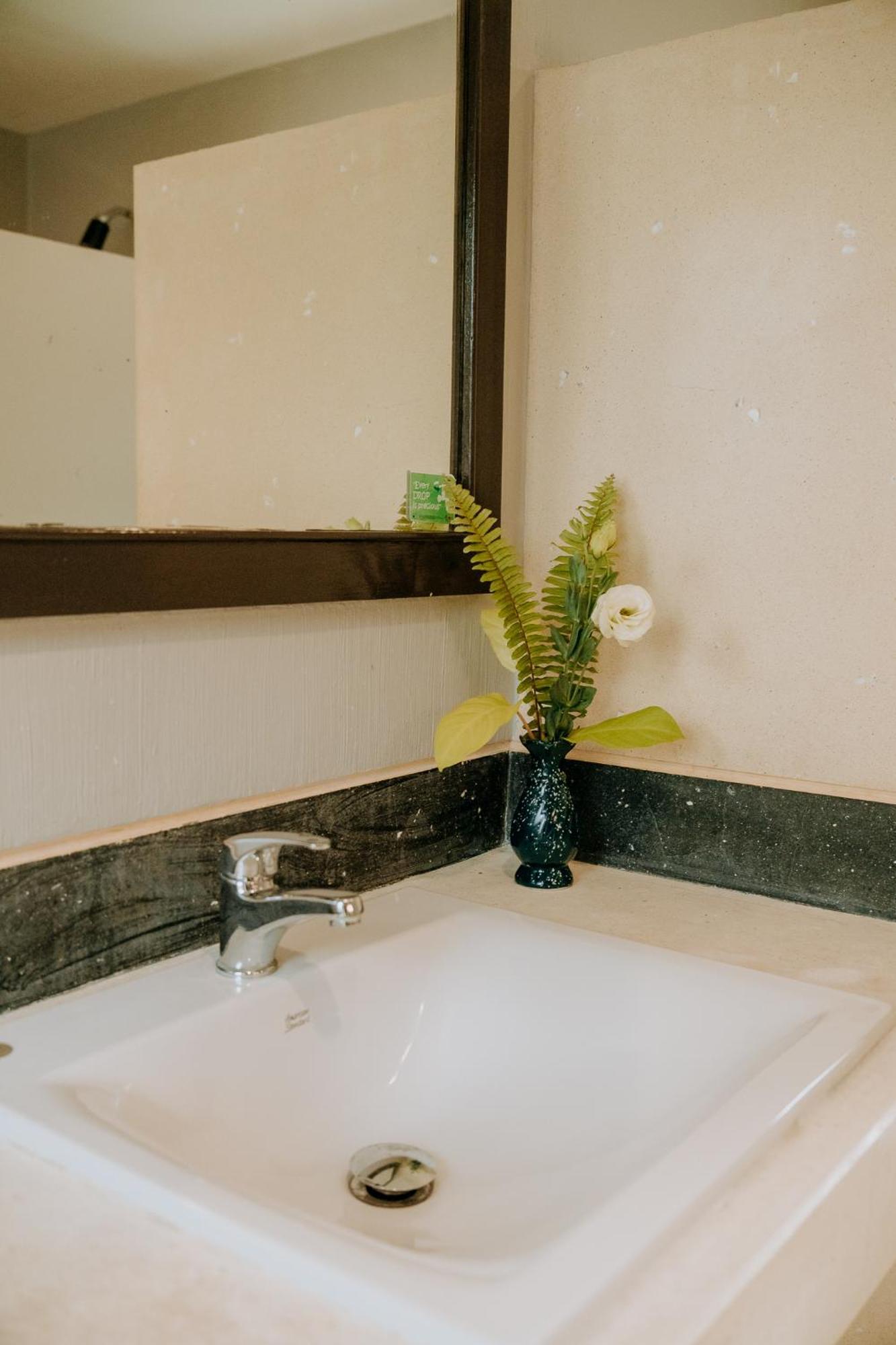 One-Bedroom Cottage Spa Bath