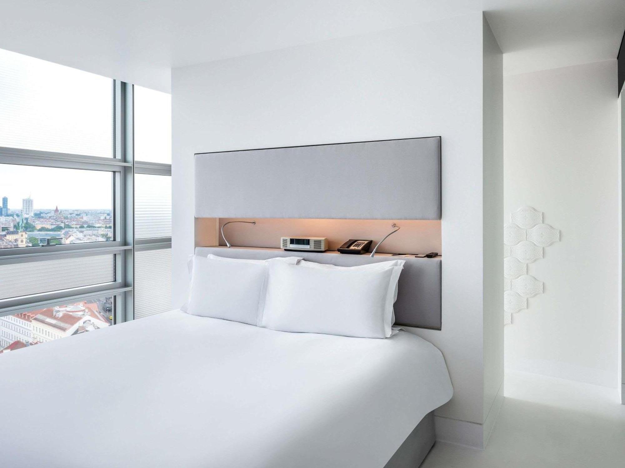 Junior Suite – Ferris Wheel View, king bed