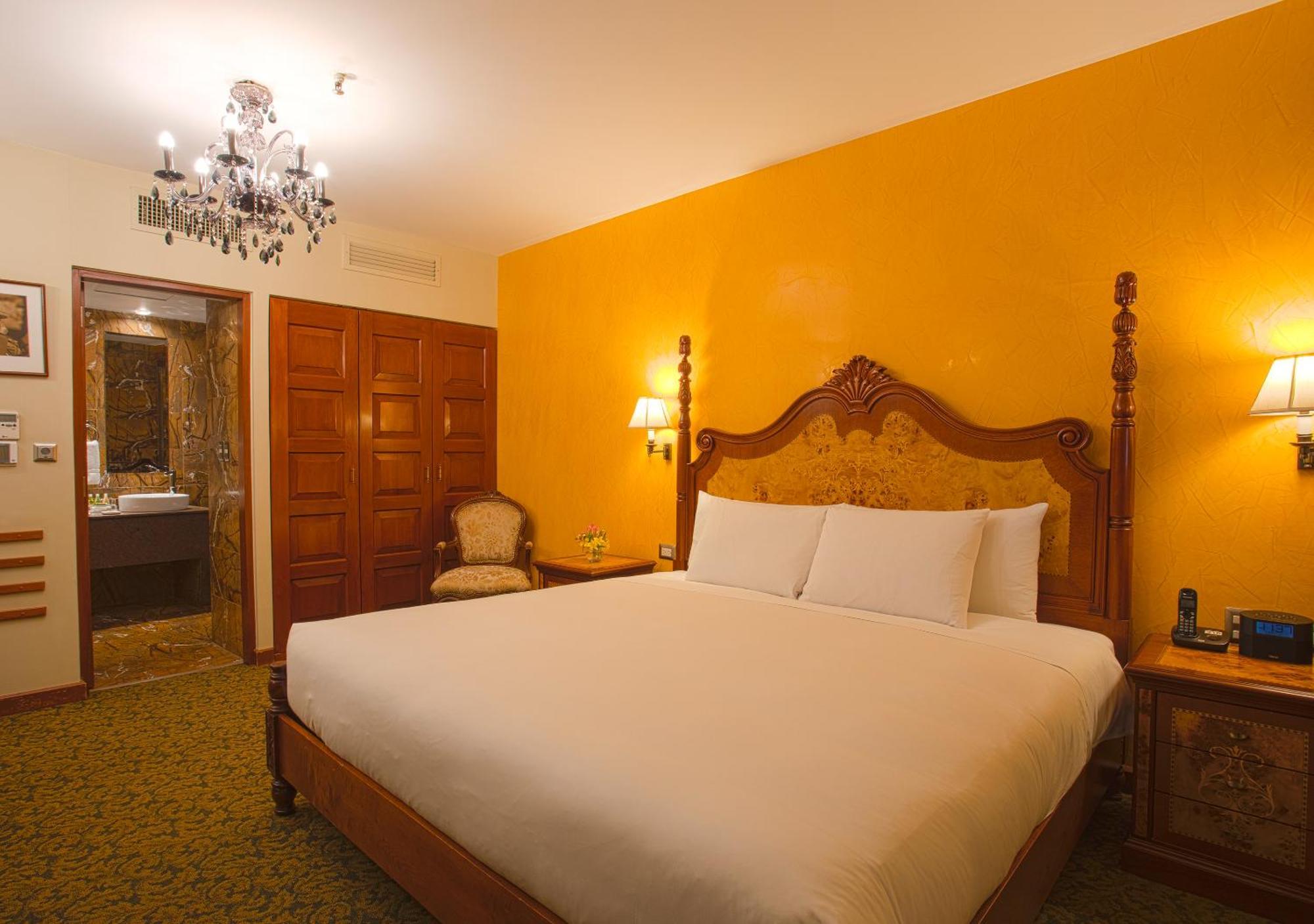 Classic Room Corridor View 1 King Bed