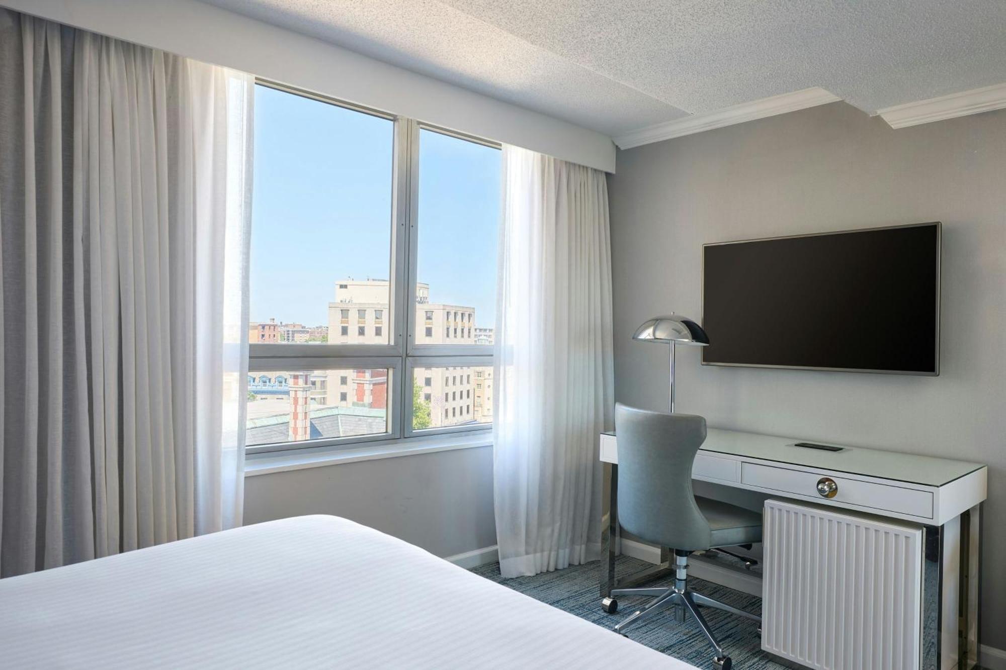 Deluxe Guest Room 1 Queen Dupont