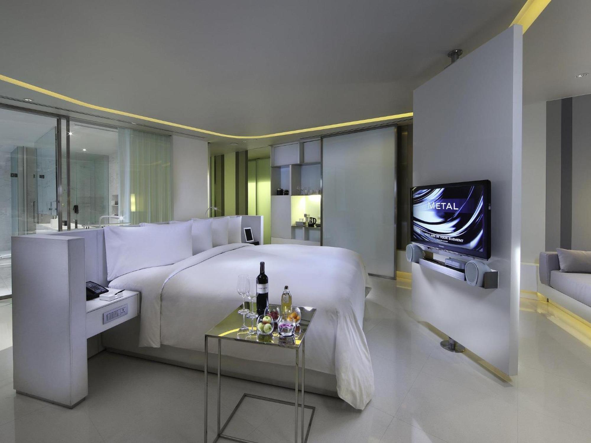 SO King Studio Room Skyline City View Club Signature Benefits