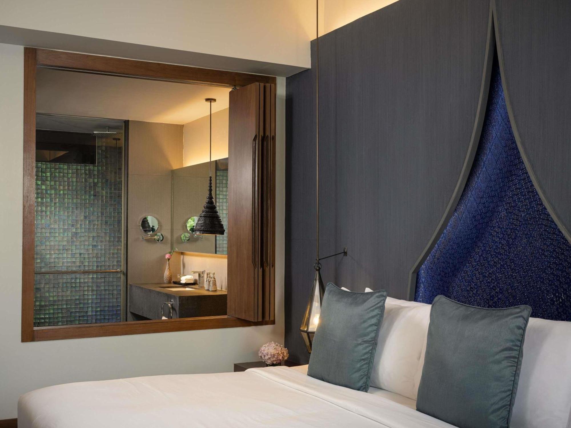 Deluxe Zimmer mit Kingsize-Bett, Schlafsofa und Poolblick