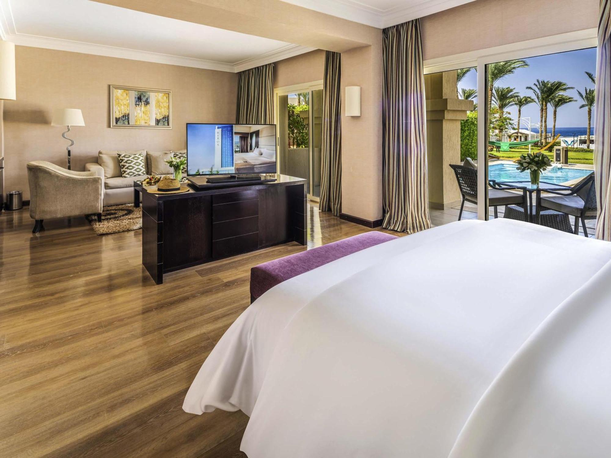 Swim-Up Suite