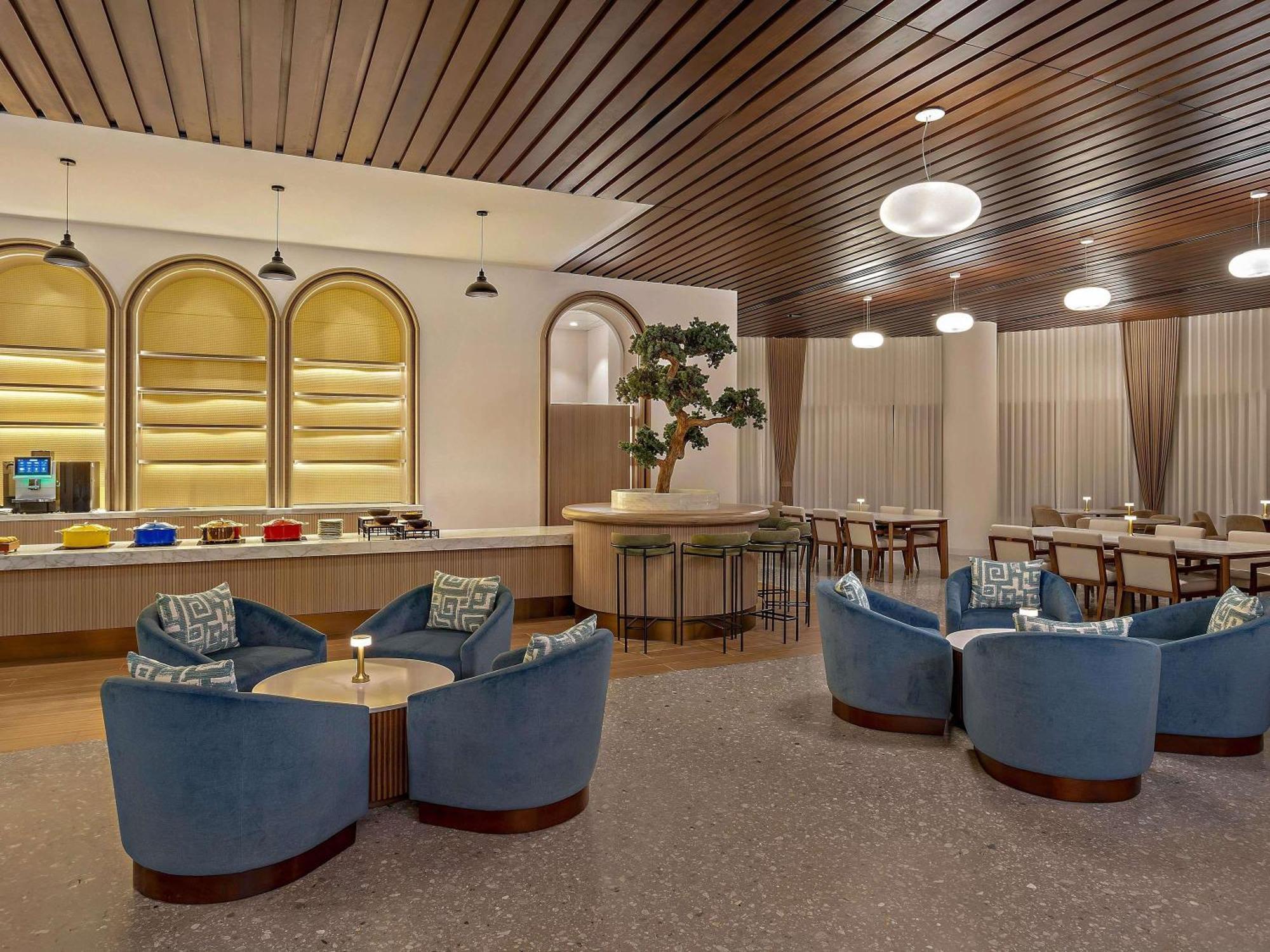 Executive Queen Room Lounge Access