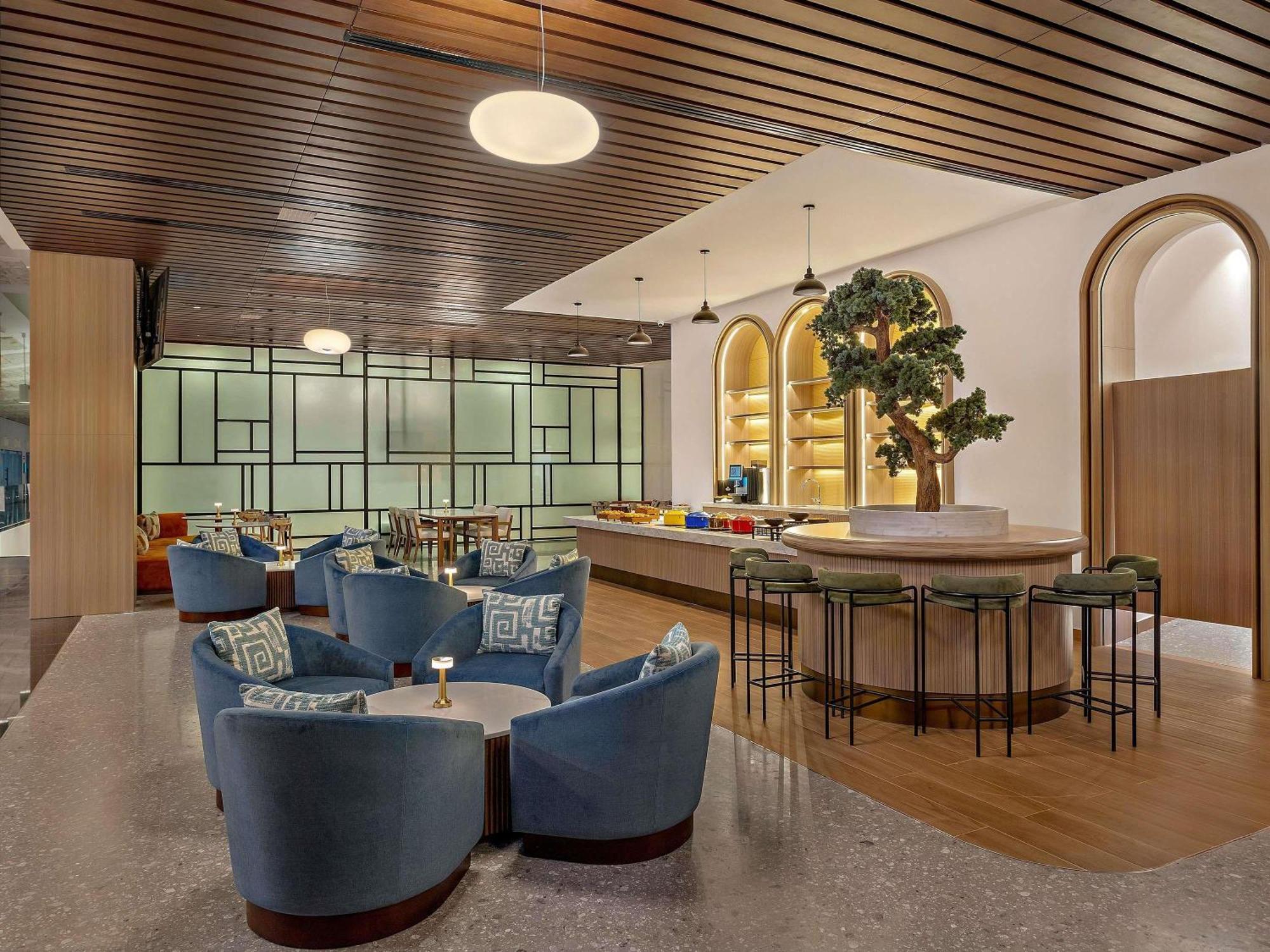 Executive Queen Room Lounge Access