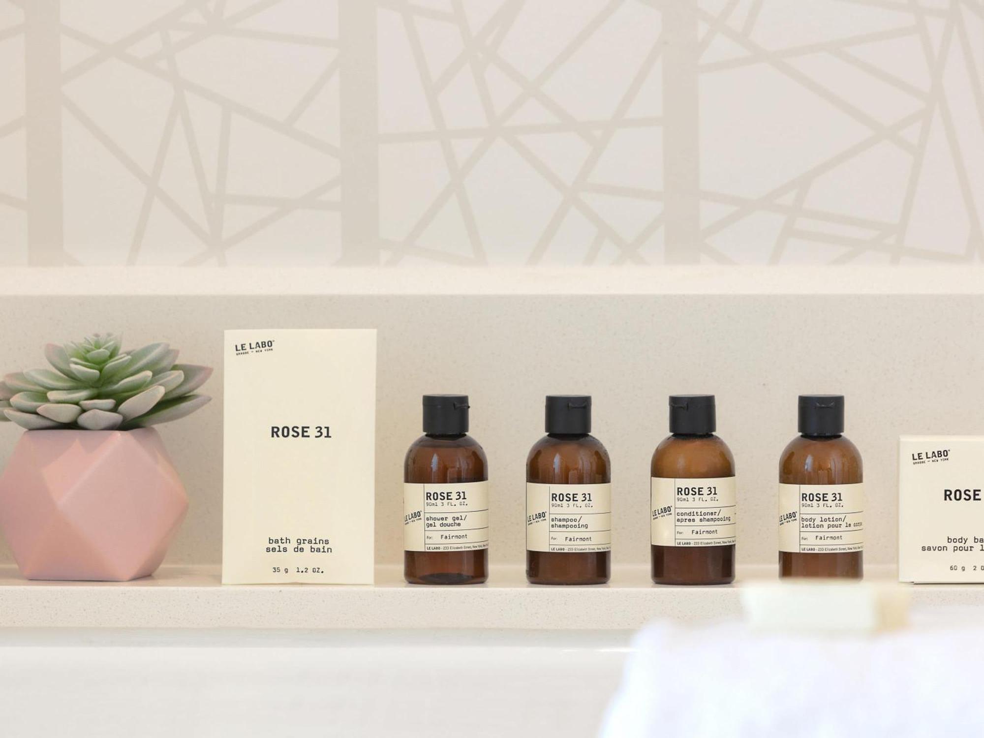 Fairmont King-Zimmer mit Badewanne und Haltegriffen – für Gäste mit Mobilitätseinschränkungen geeignet
