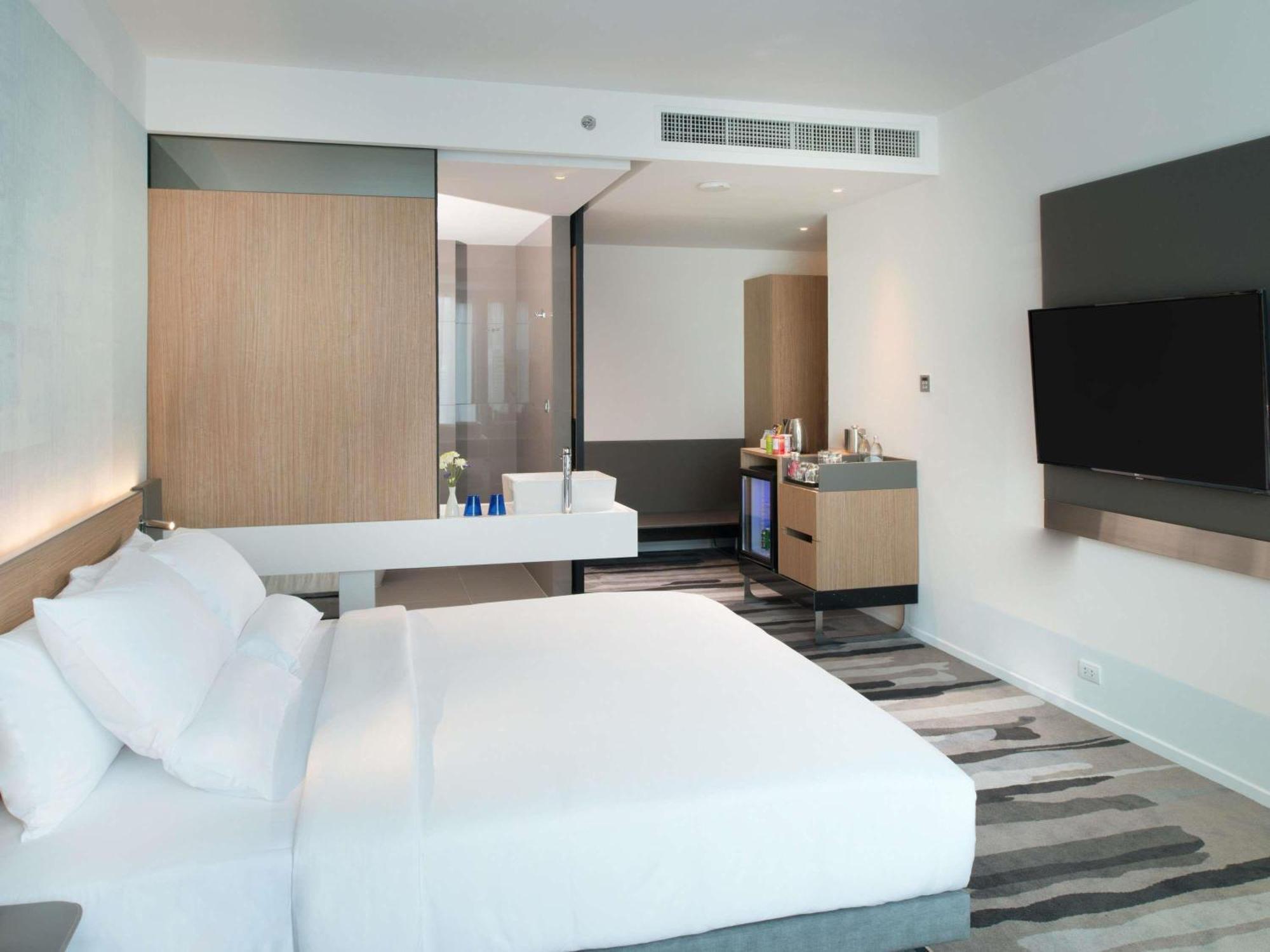 Grand Deluxe King Room Bathtub