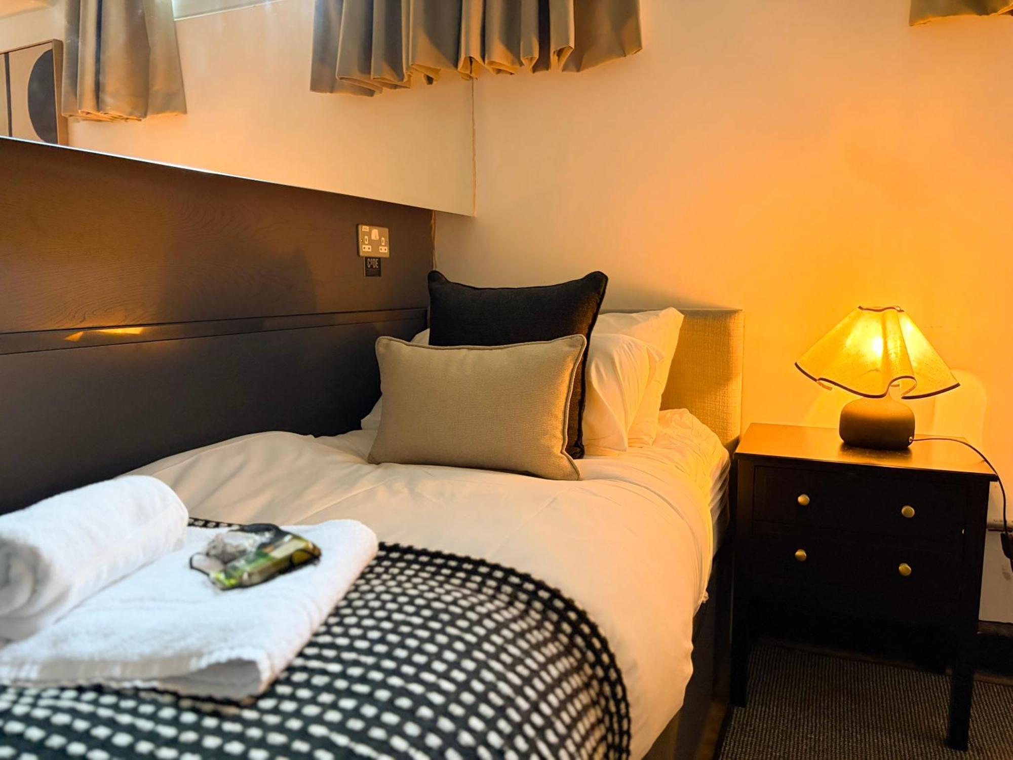 Twin Room Ensuite Bathroom