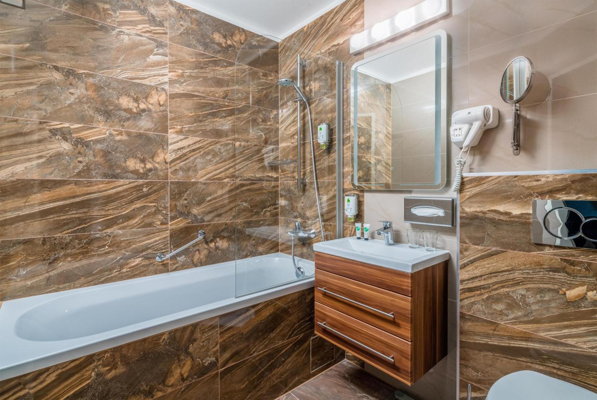 Deluxe King Suite