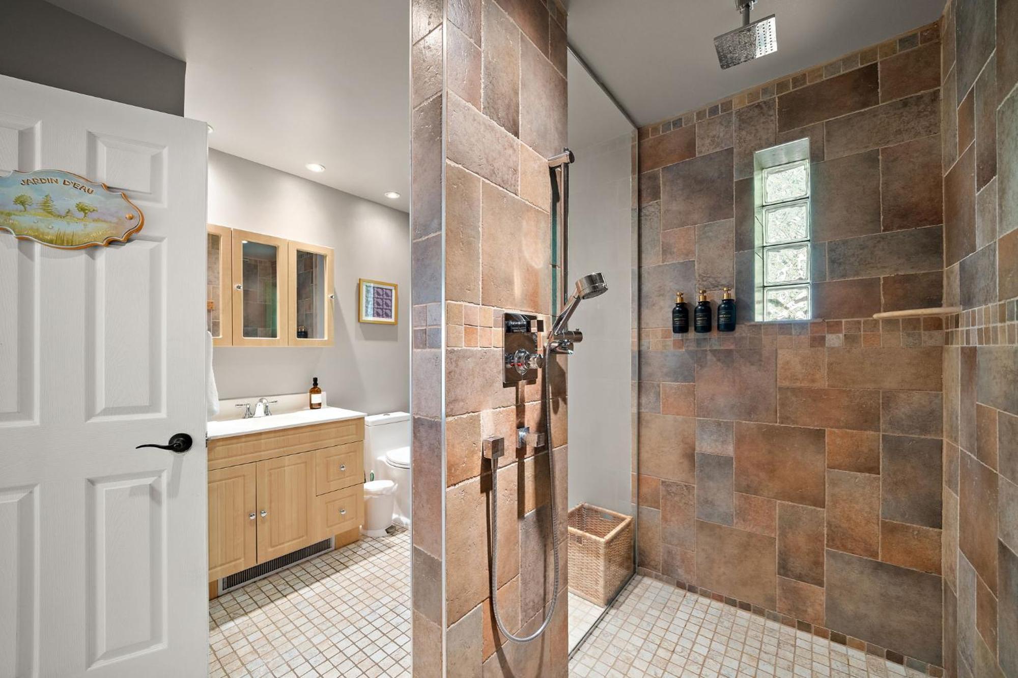 Standard Queen Room Private bathroom