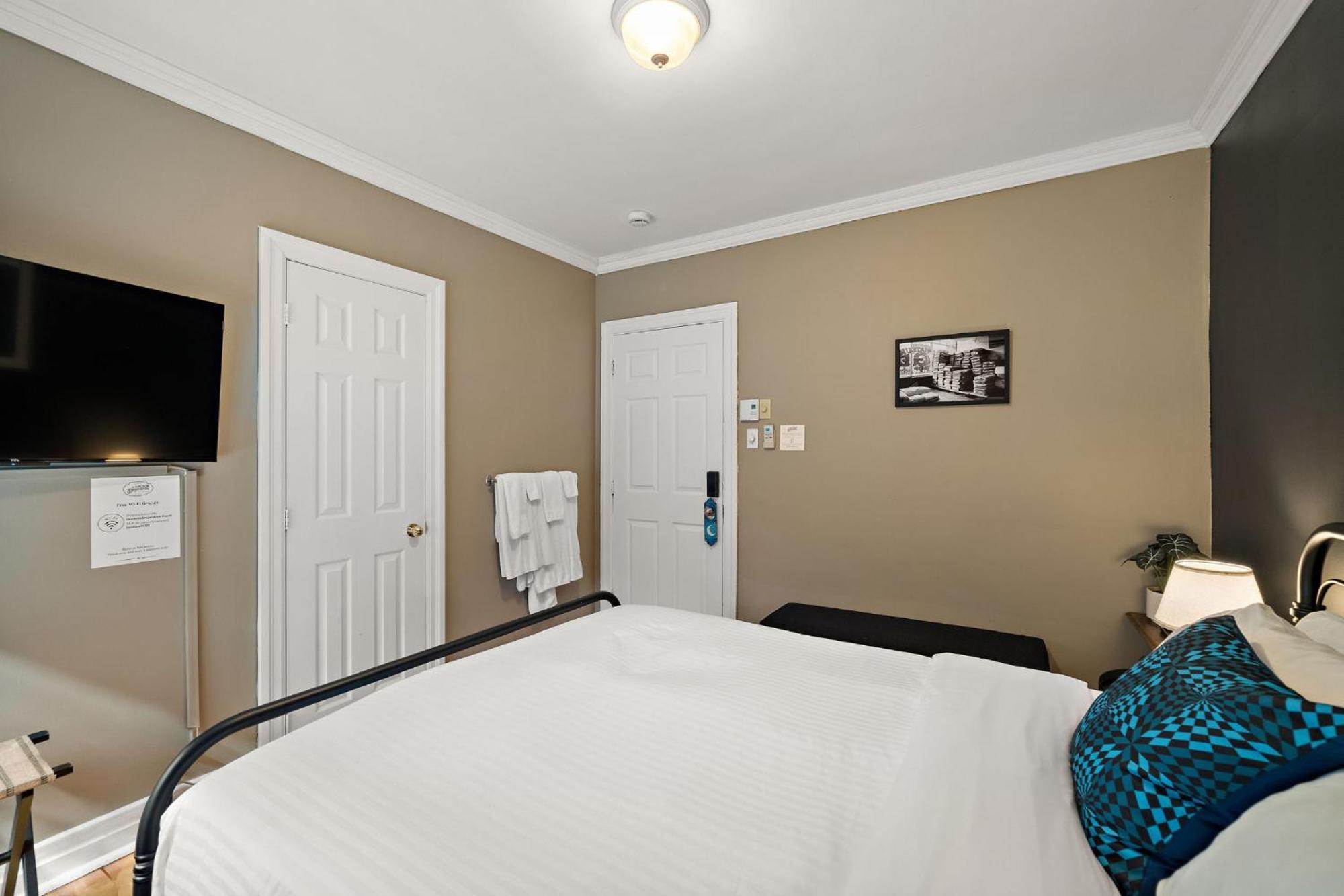 Deluxe Queen Room