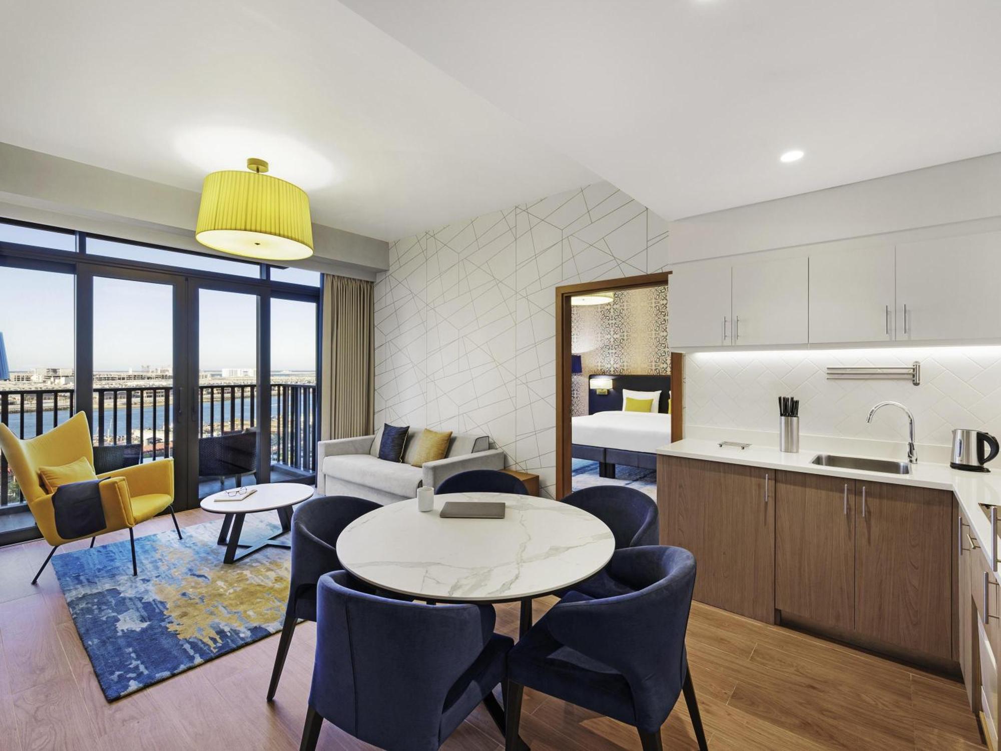One-Bedroom Creek View Food & Beverage