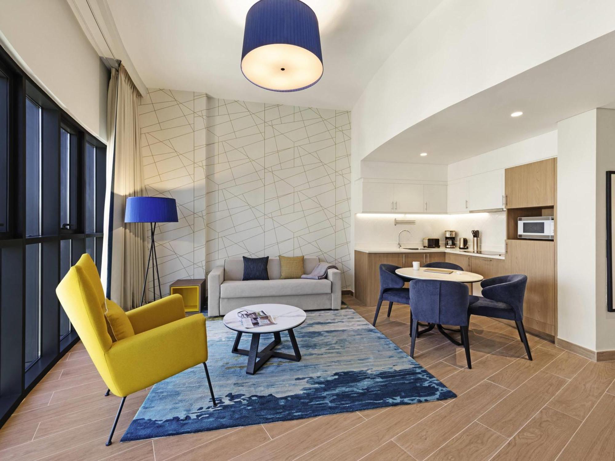 One-Bedroom Creek View Food & Beverage