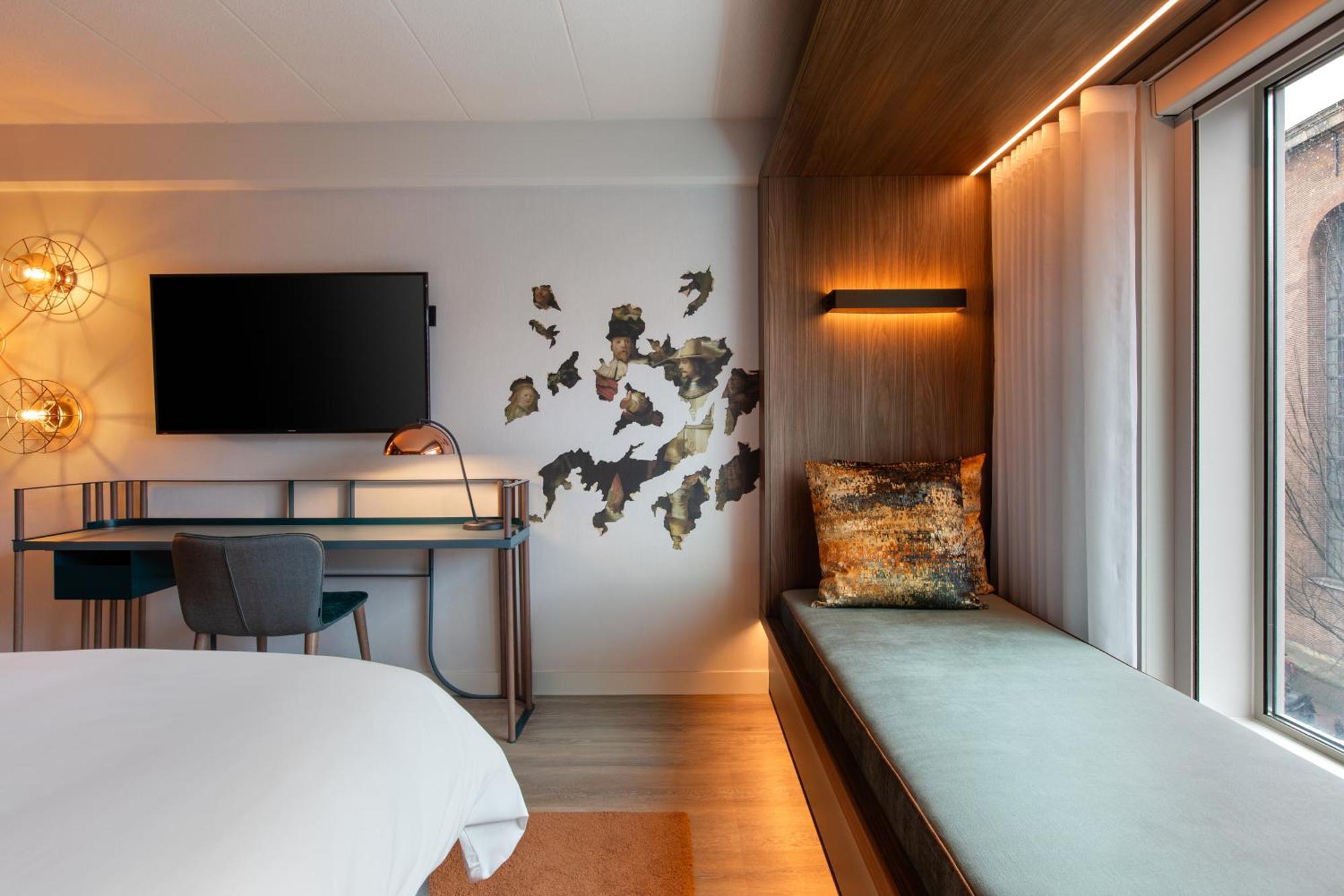 Deluxe King Room City View