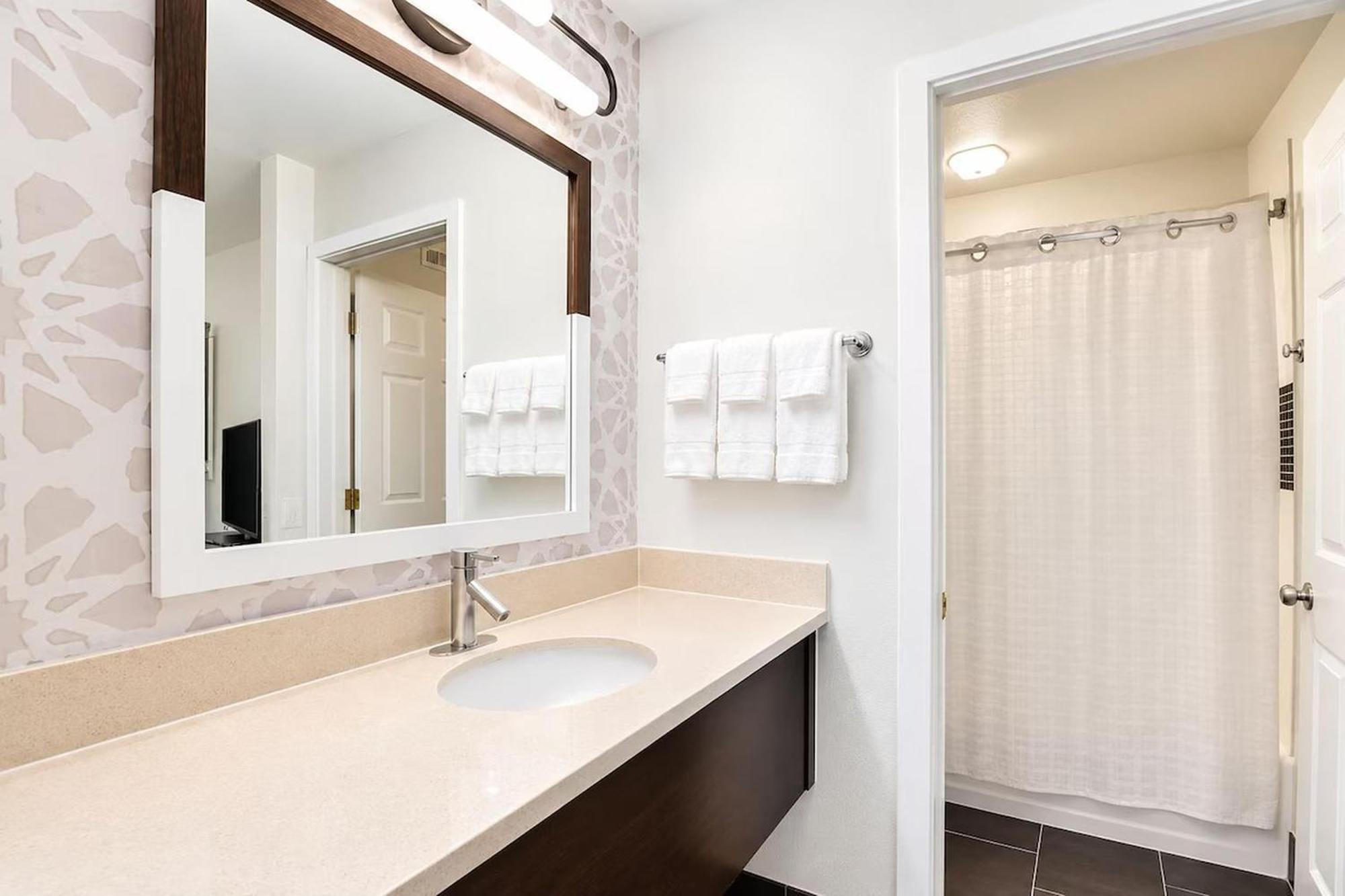 One-Bedroom Queen Suite
