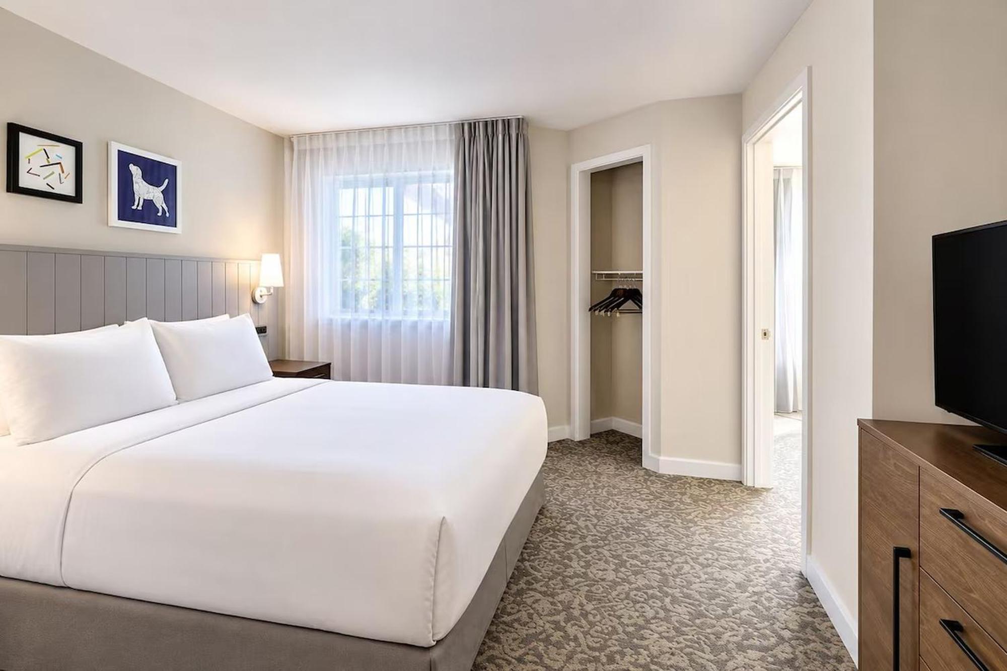 One-Bedroom Queen Suite Bathtub Mobility Accessible
