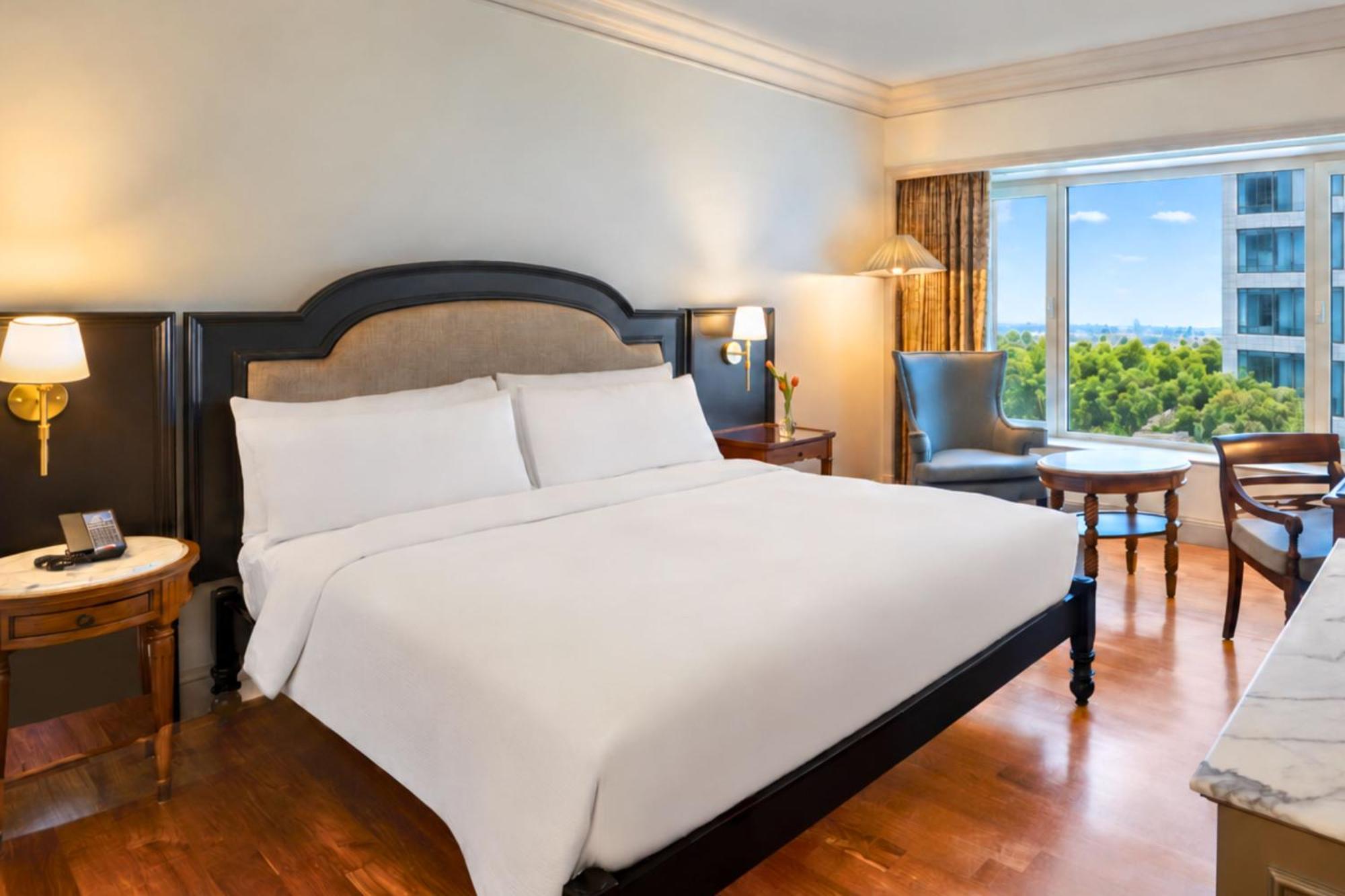 Deluxe King Guestroom Happy Hours 11 at Lounge Bar on Food & Beverages barring IRD on Spa