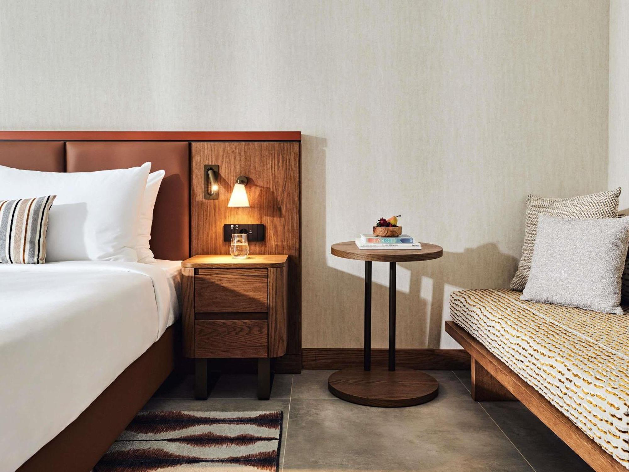 Zimmer General Admission mit Kingsize-Bett und Poolblick