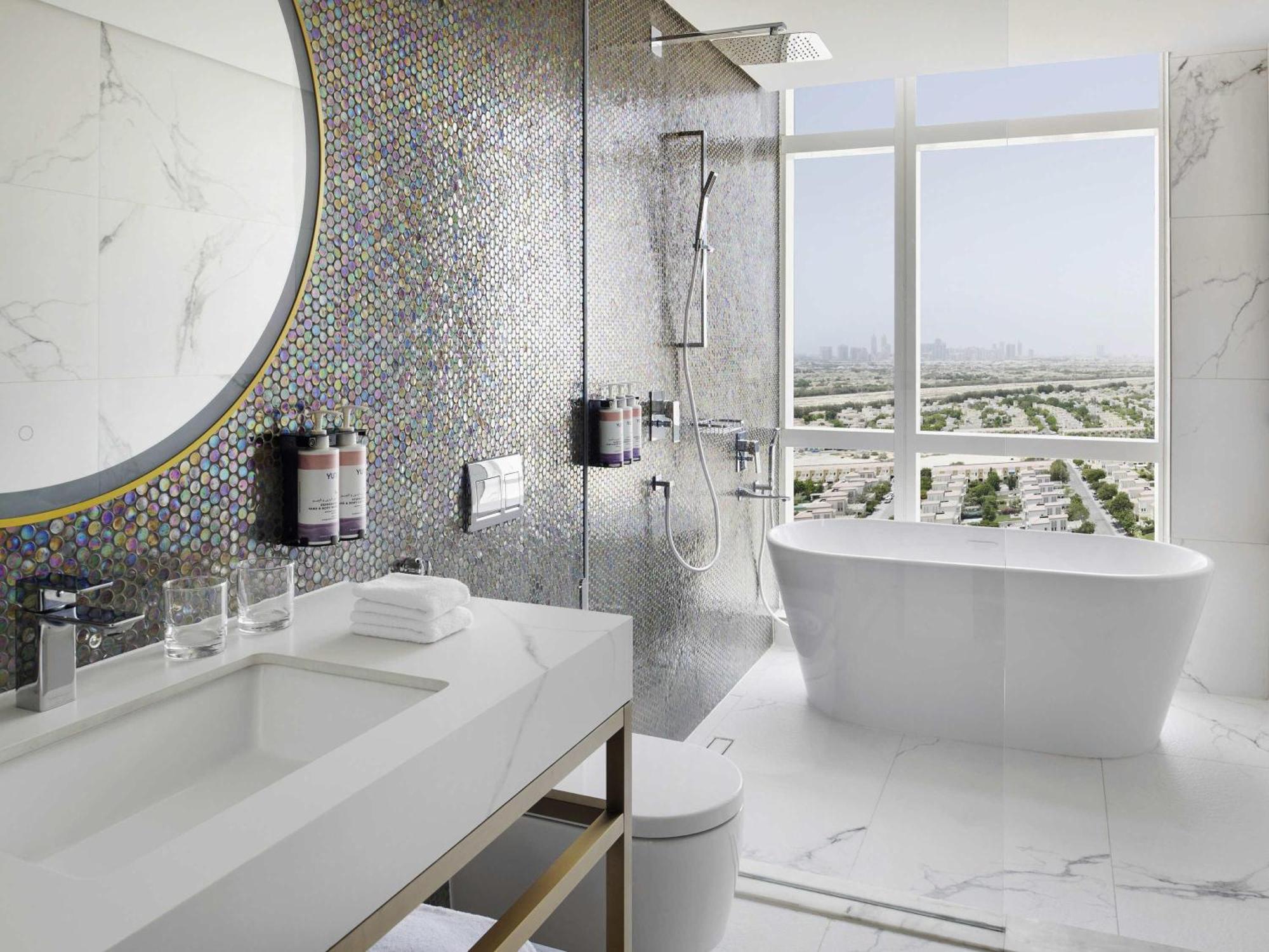 Deluxe Twin Room Panoramic City View Shuttle to the Beach Mall & Metro Station