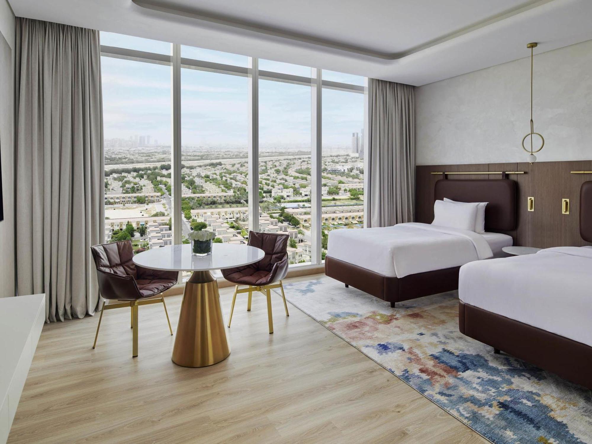 Deluxe Twin Room Panoramic City View Shuttle to the Beach Mall & Metro Station