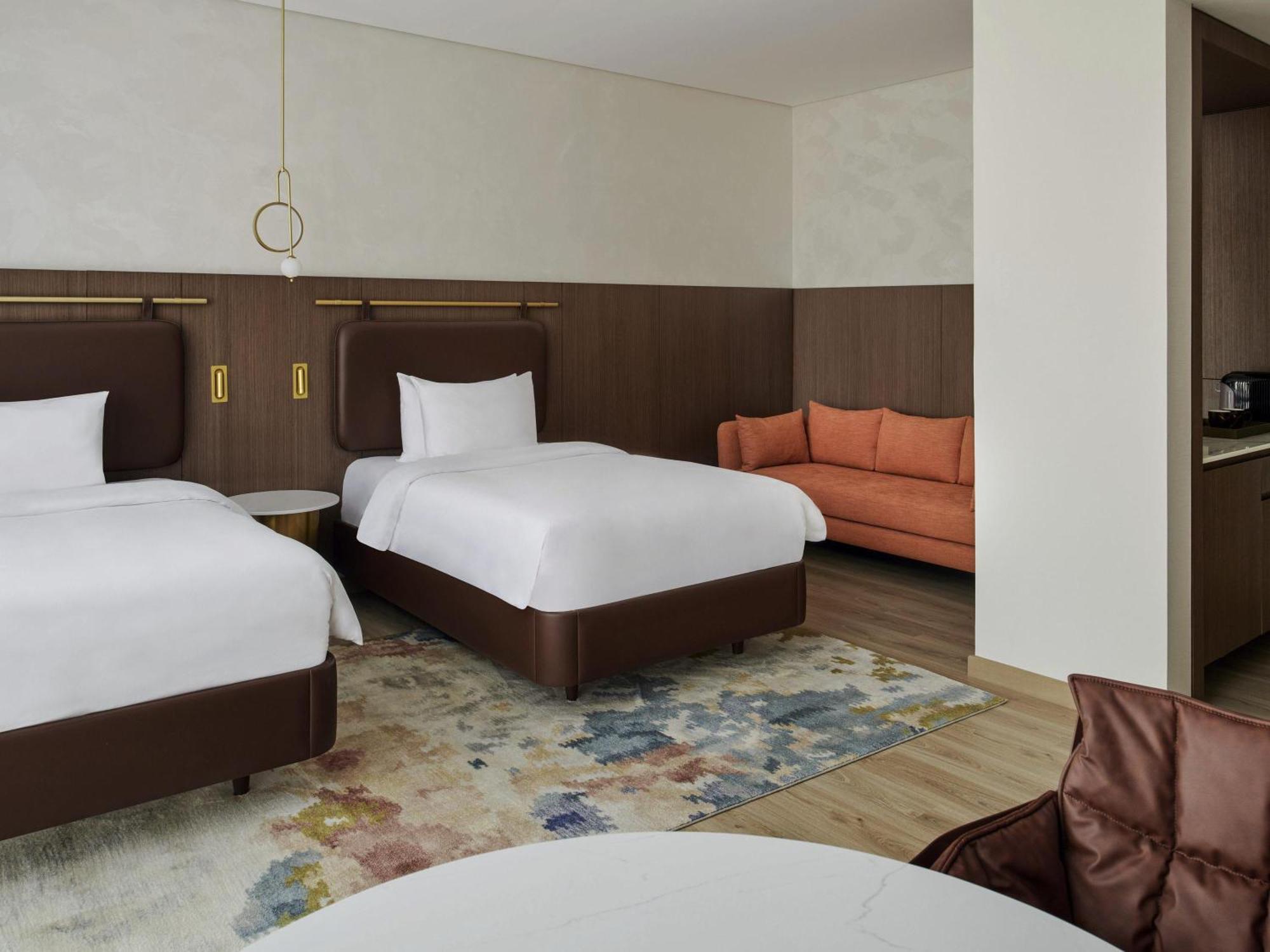 Deluxe Twin Room Panoramic City View Shuttle to the Beach Mall & Metro Station