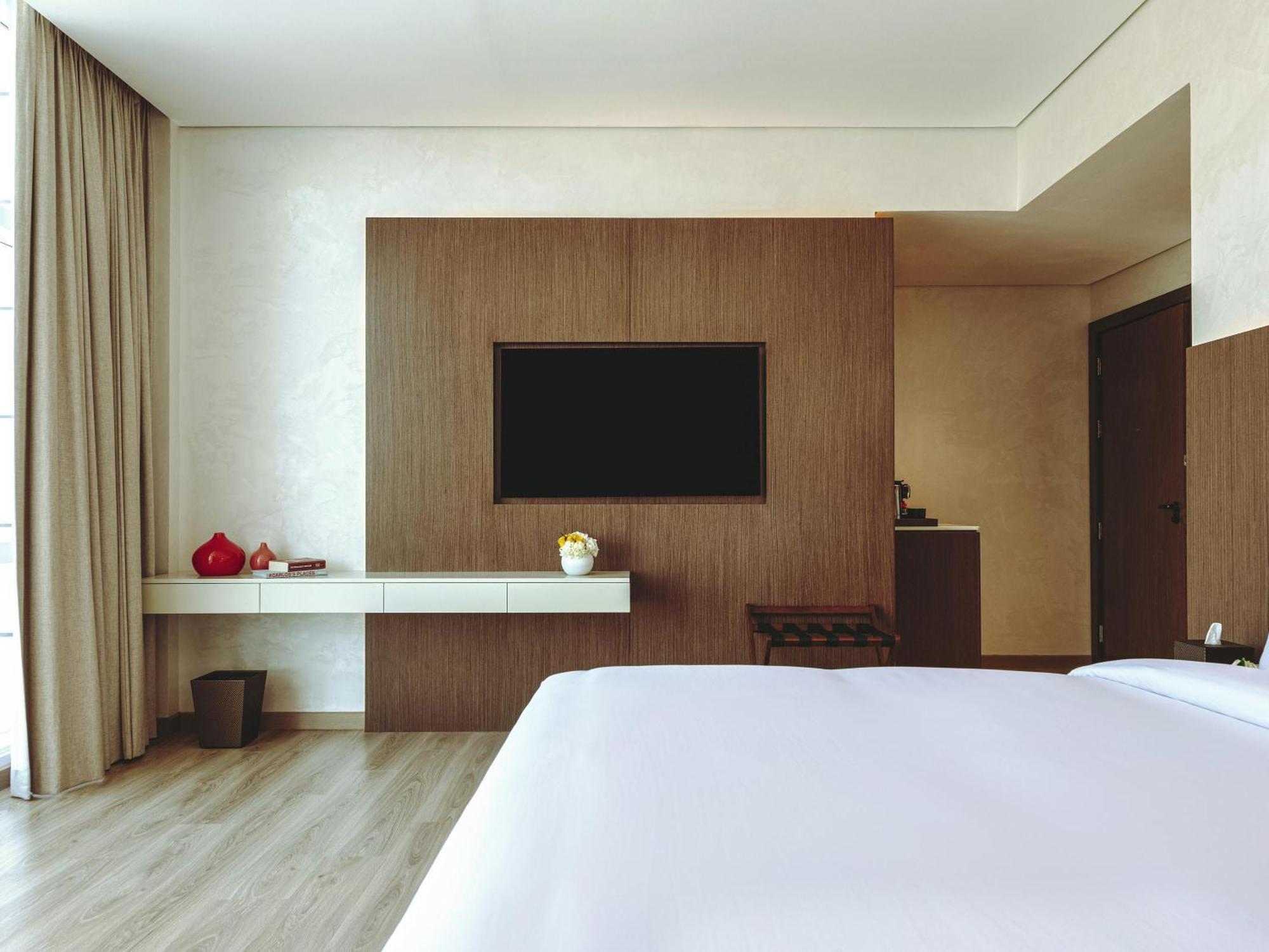 Premium King Room City View Shuttle to the Beach Mall & Metro Station