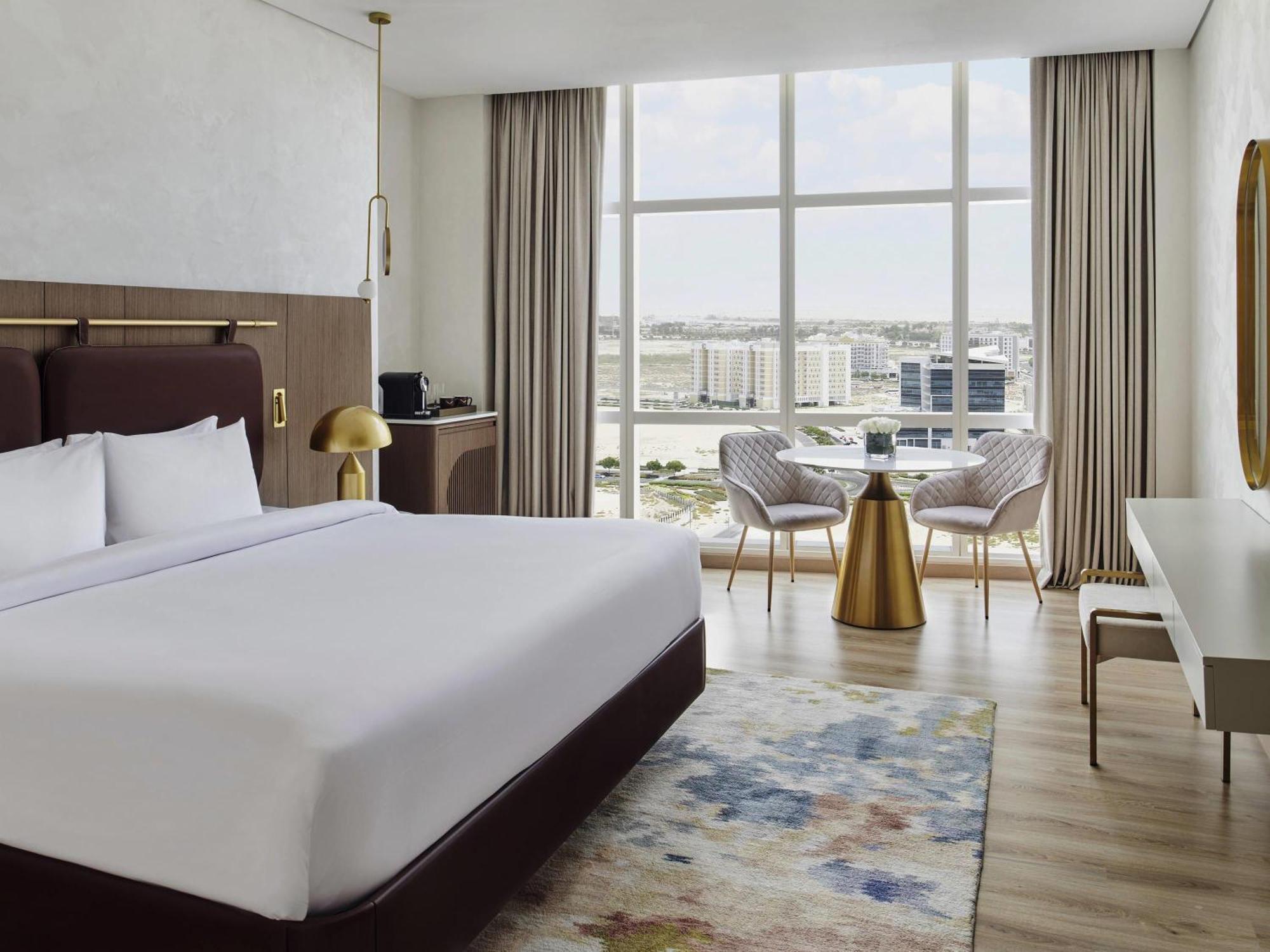 Superior King Room City View Shuttle to the Beach Mall & Metro Station