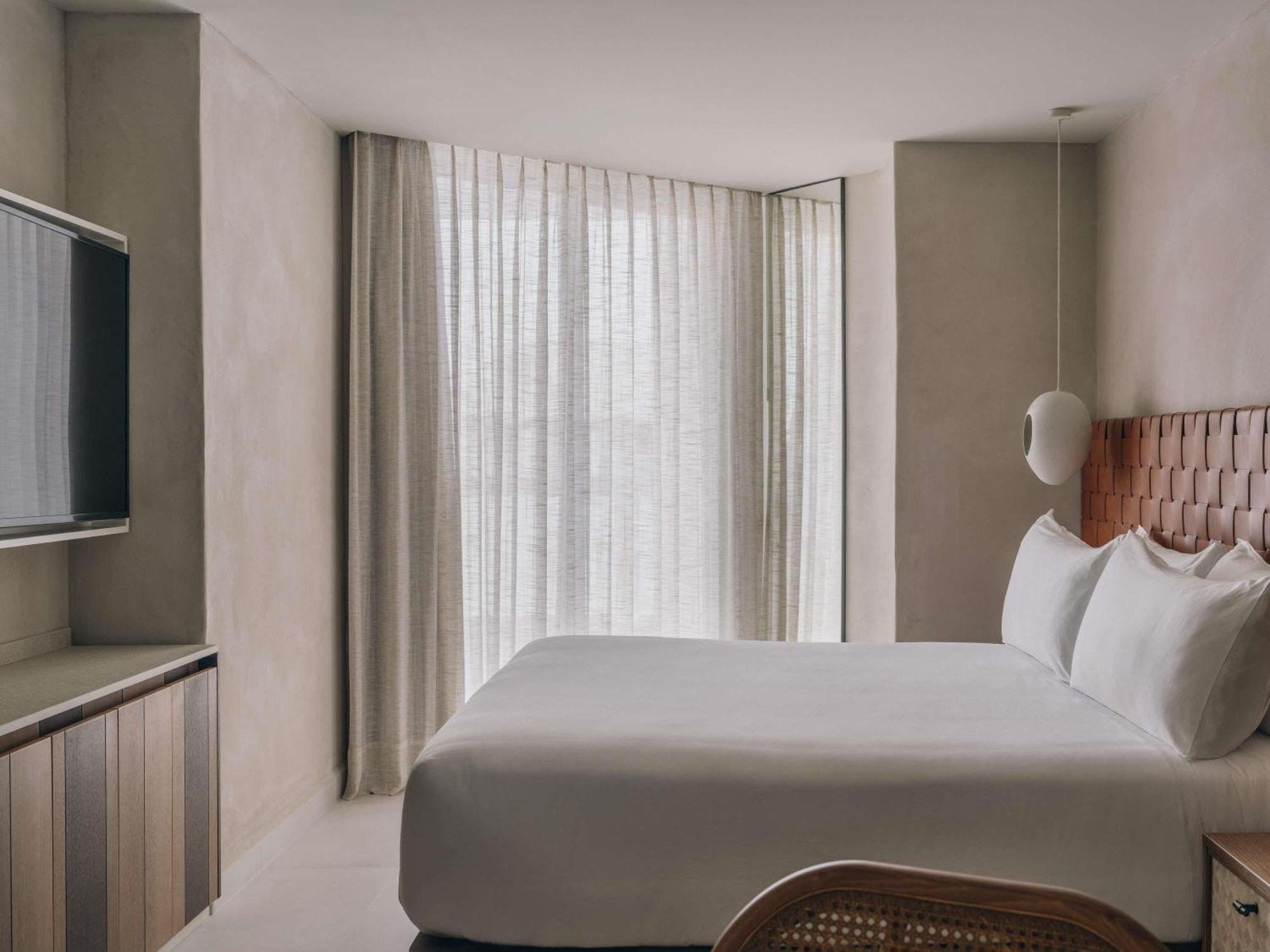 Deluxe King Room - Mobility Accessible