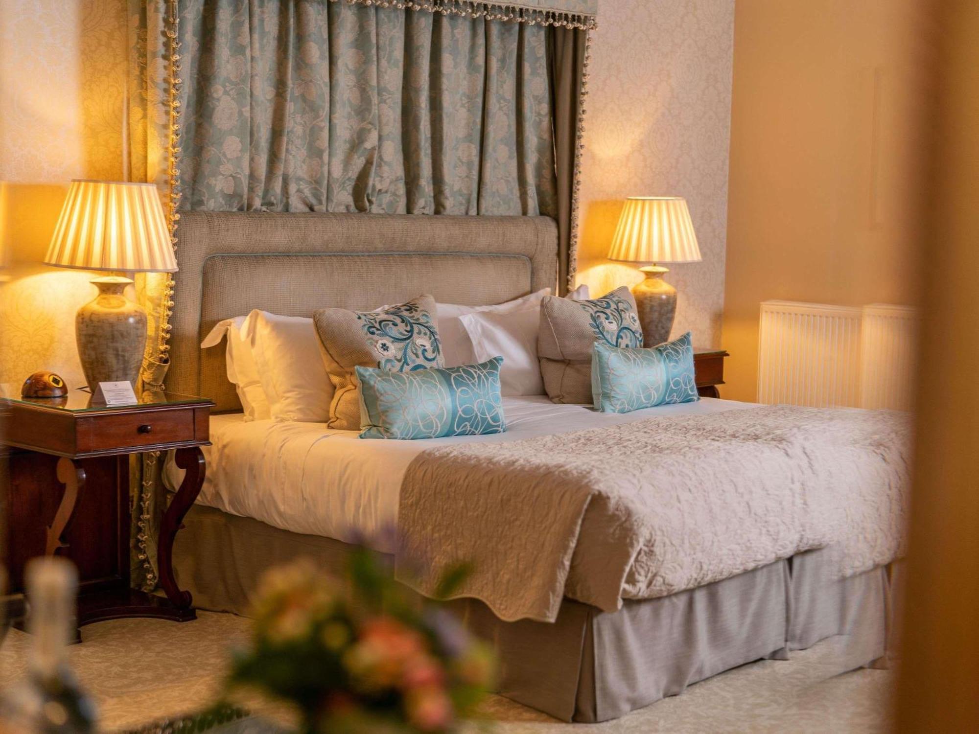 Manor Room Two Twin Beds