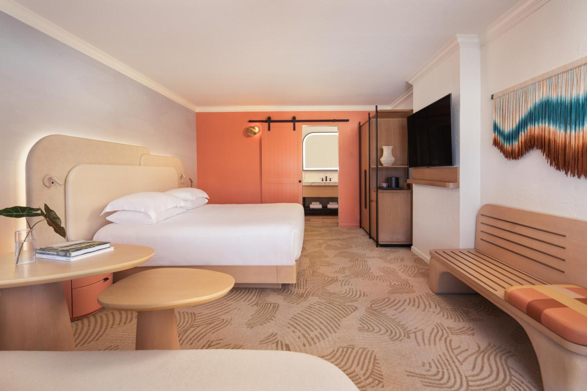 Habitación con cama extragrande.