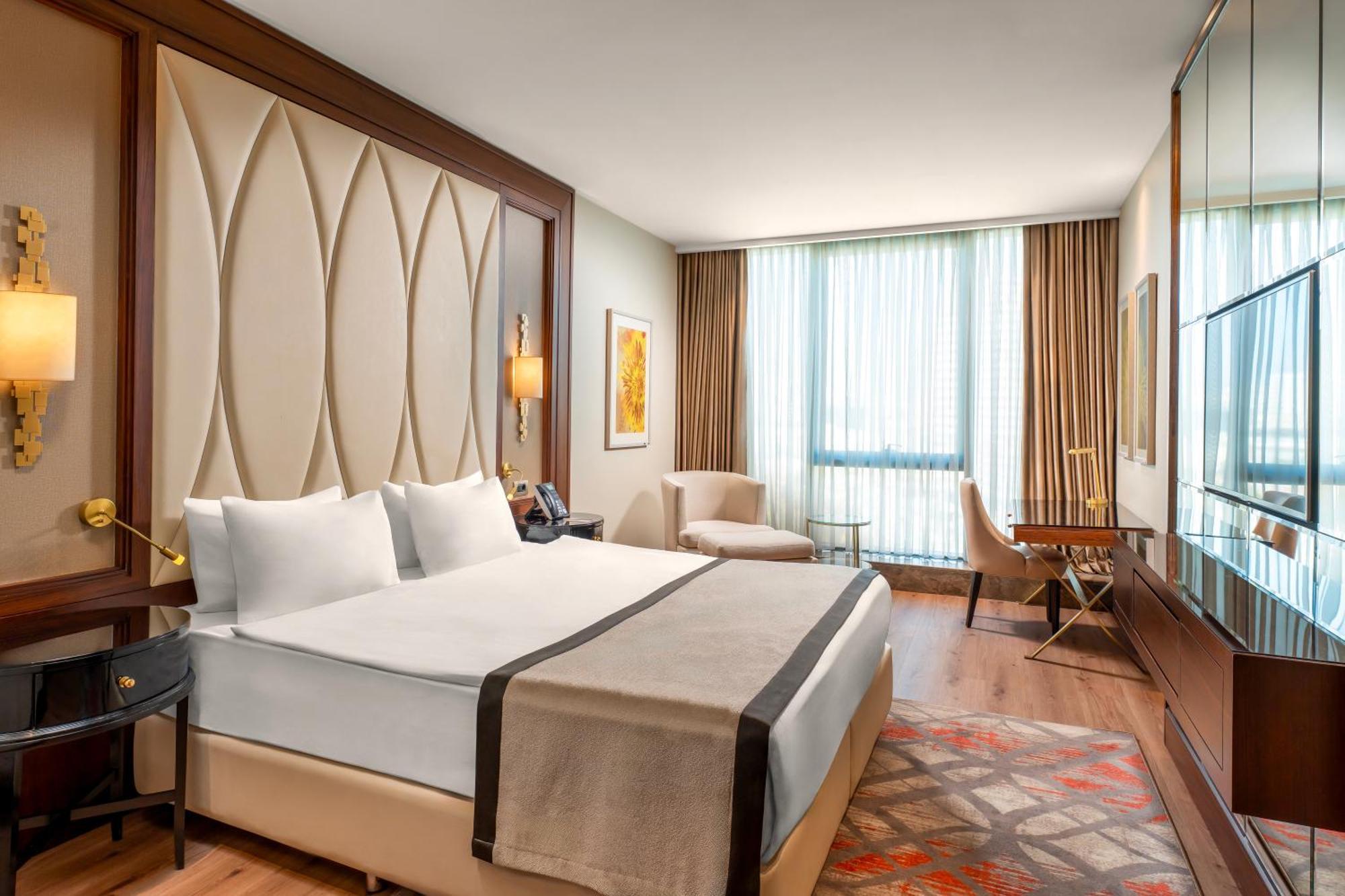 Deluxe Room Queen Size Bed