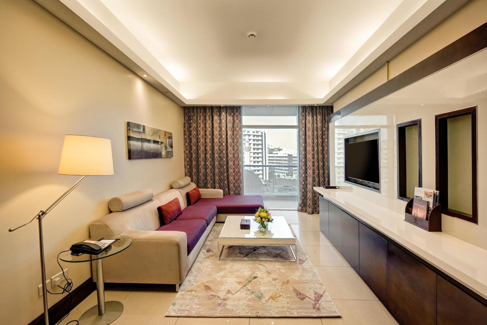 Deluxe One-Bedroom Suite City View