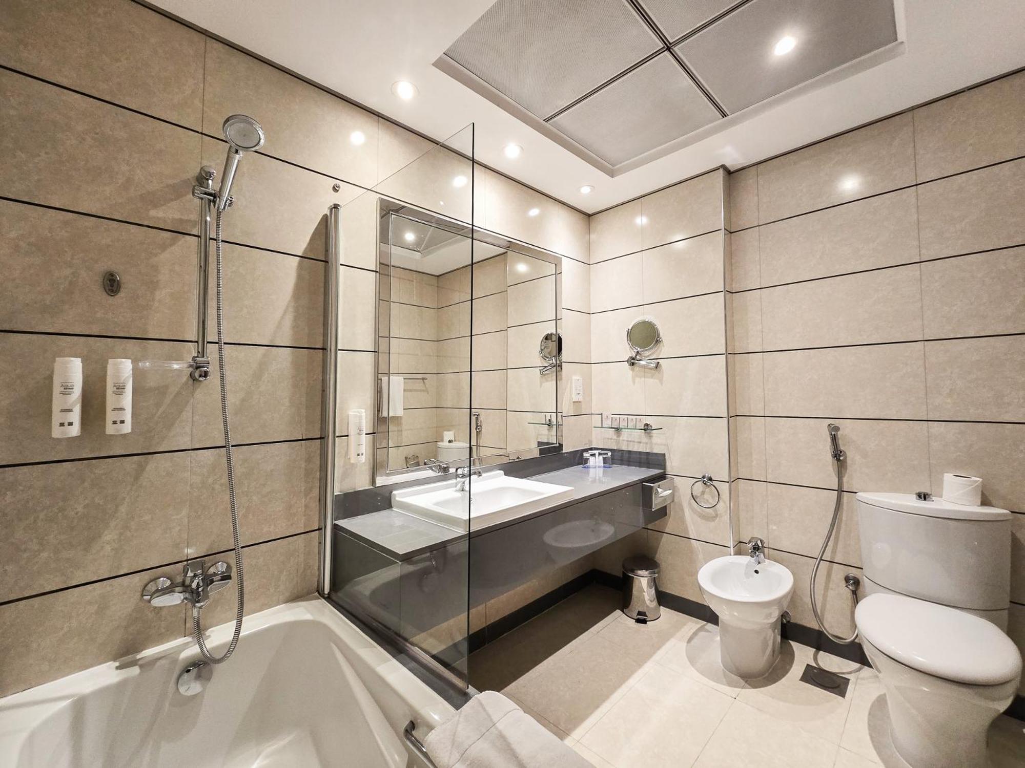 Deluxe One-Bedroom Suite City View