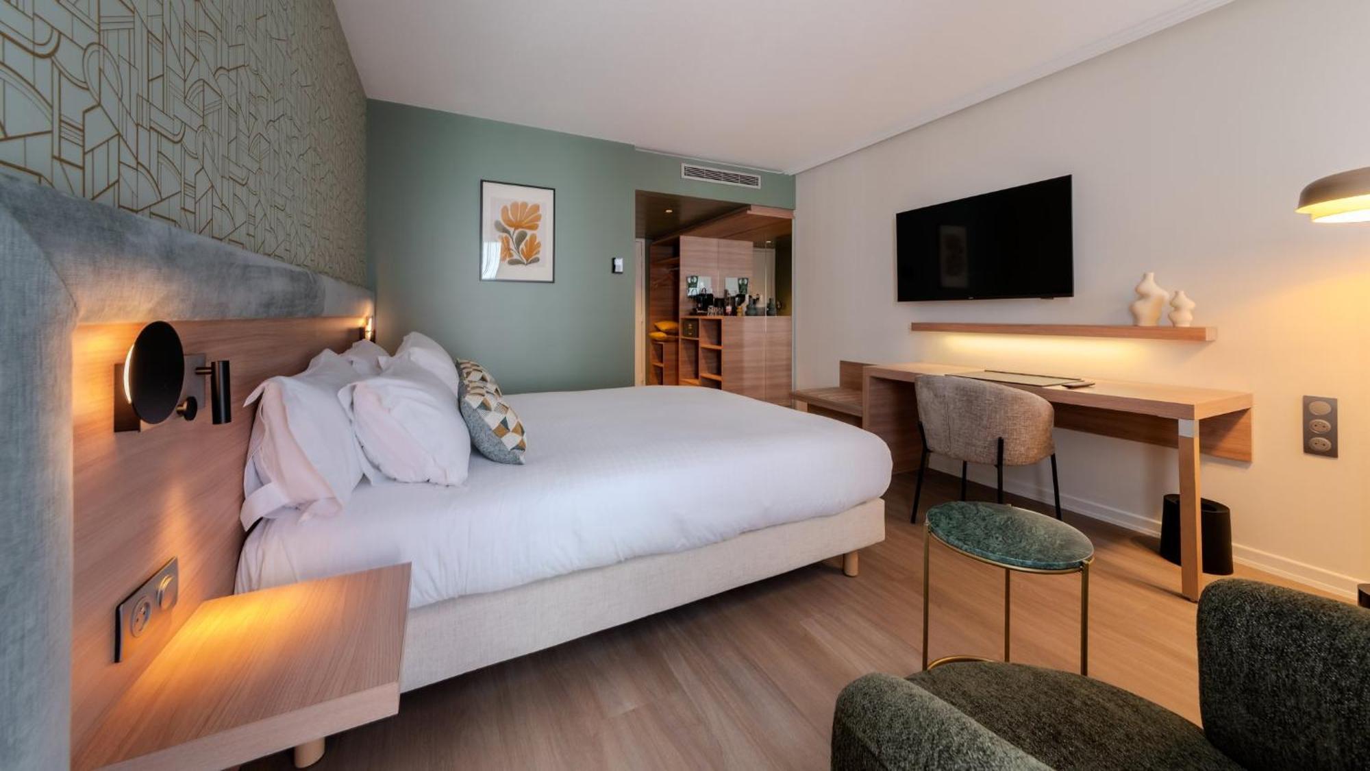 Standard Queen Room
