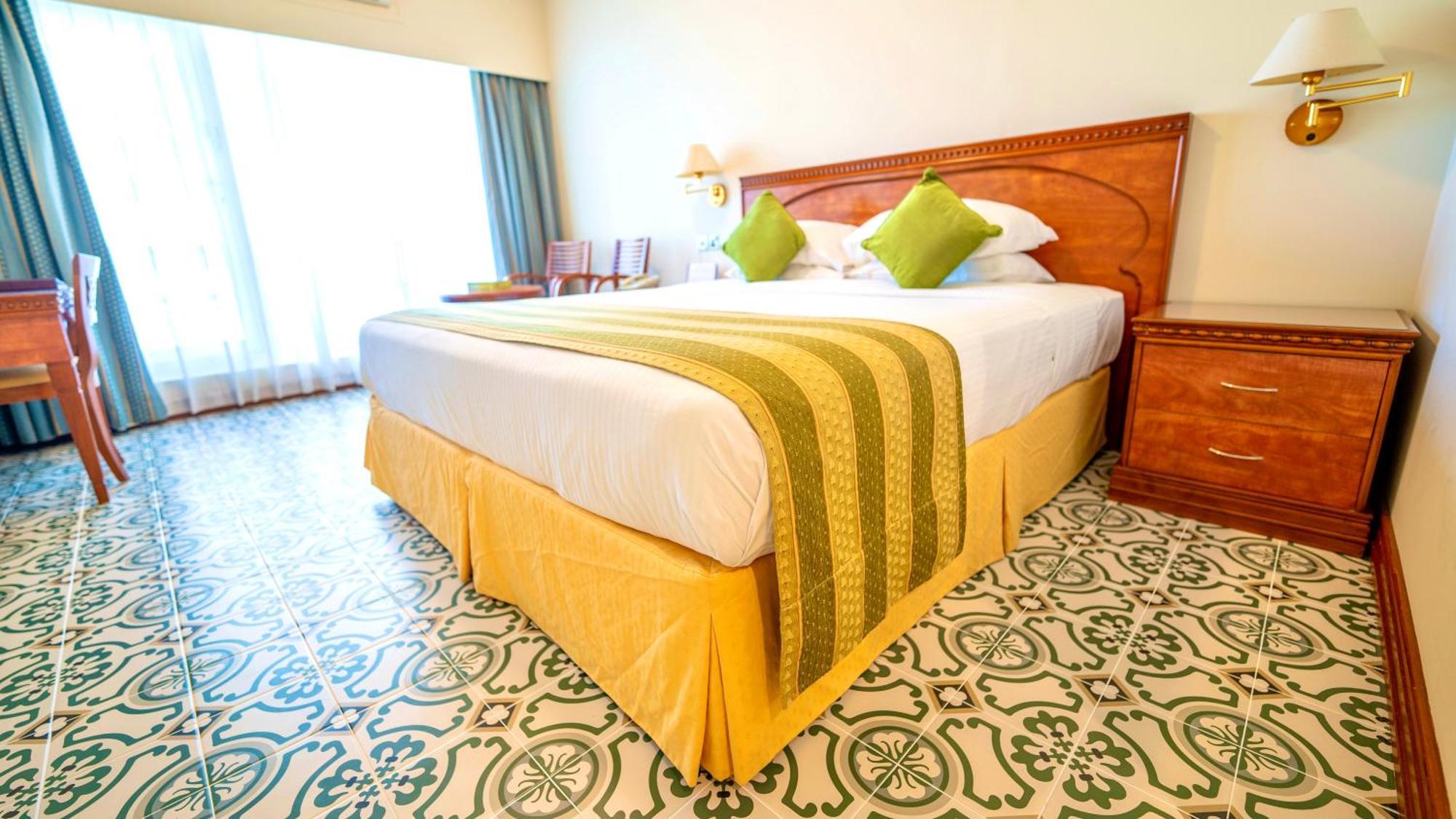 Standard Double Bed-Souk View Balcony Shuttle Bus To Al Mamzar Beach