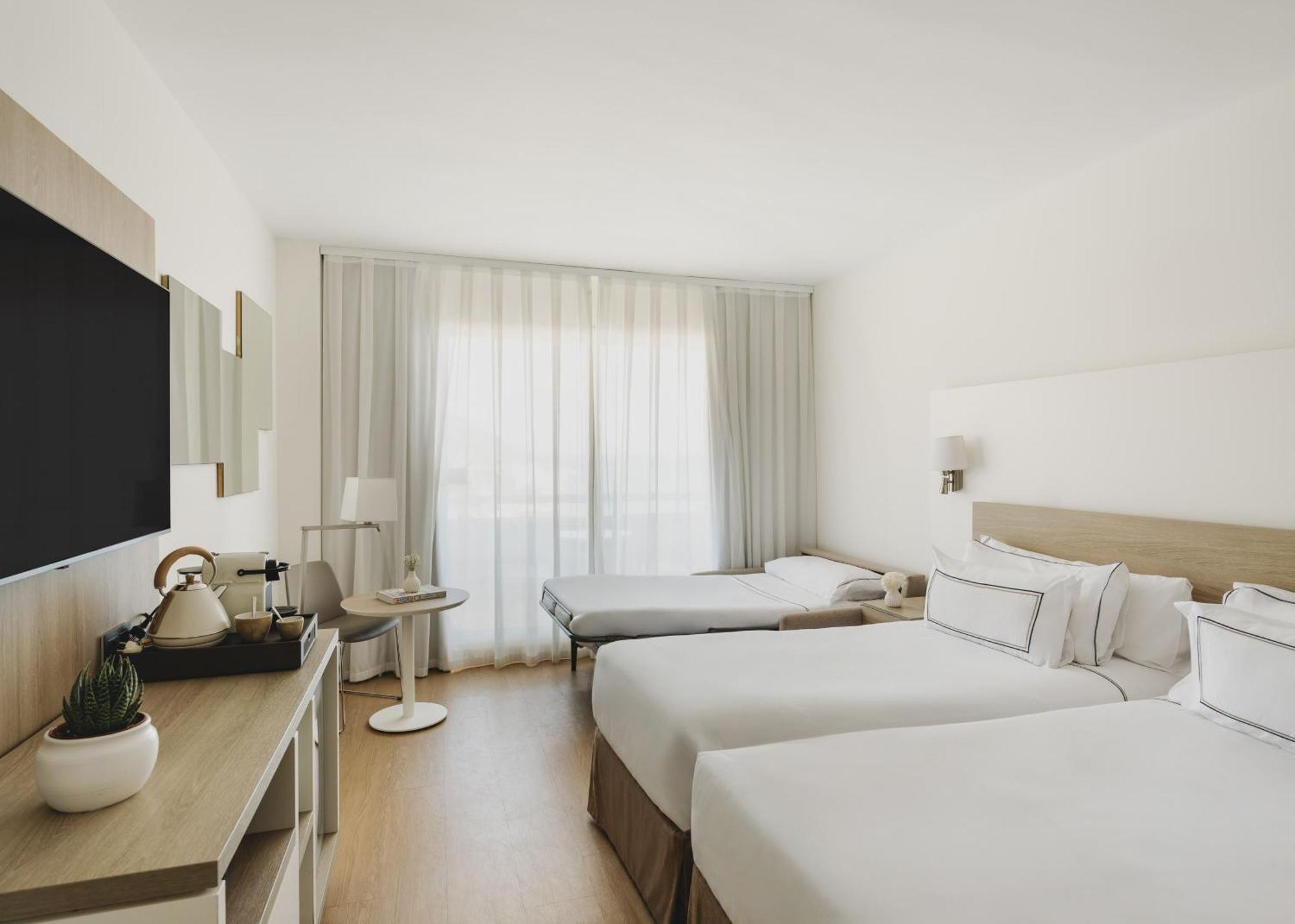 Camera Matrimoniale con Divano-Letto (3 Adulti)