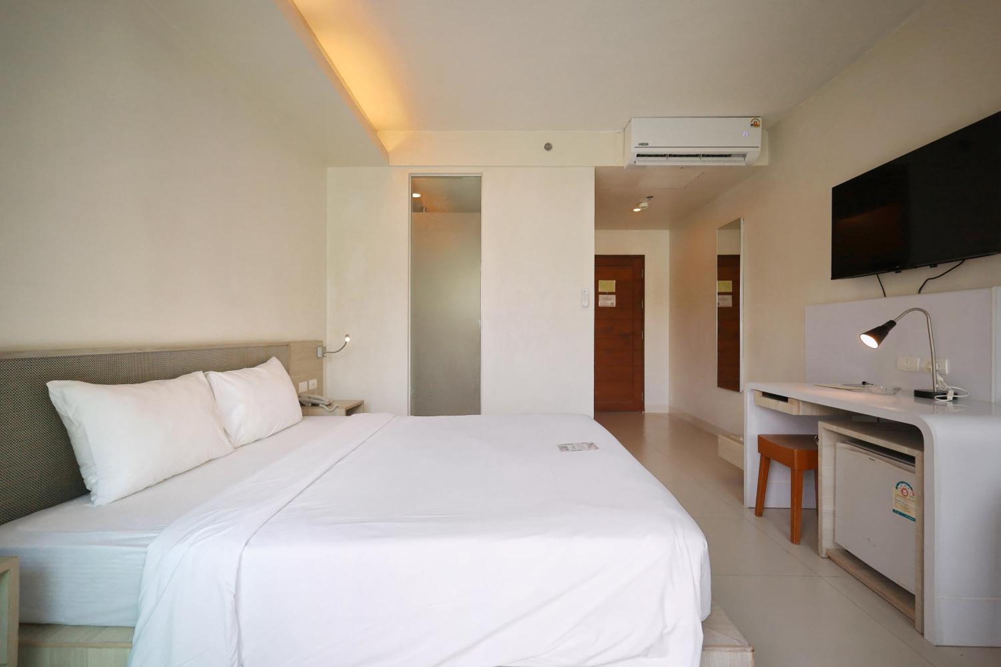 Deluxe Double or Twin Room Pool View