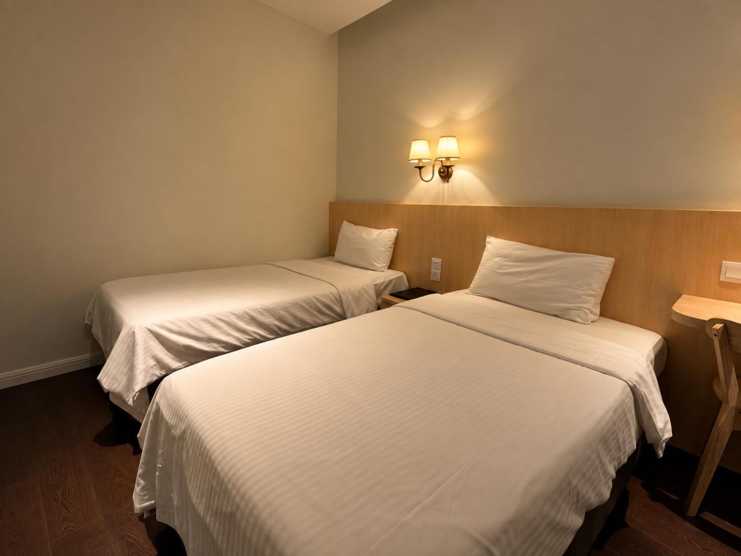 Standard Twin Room no window