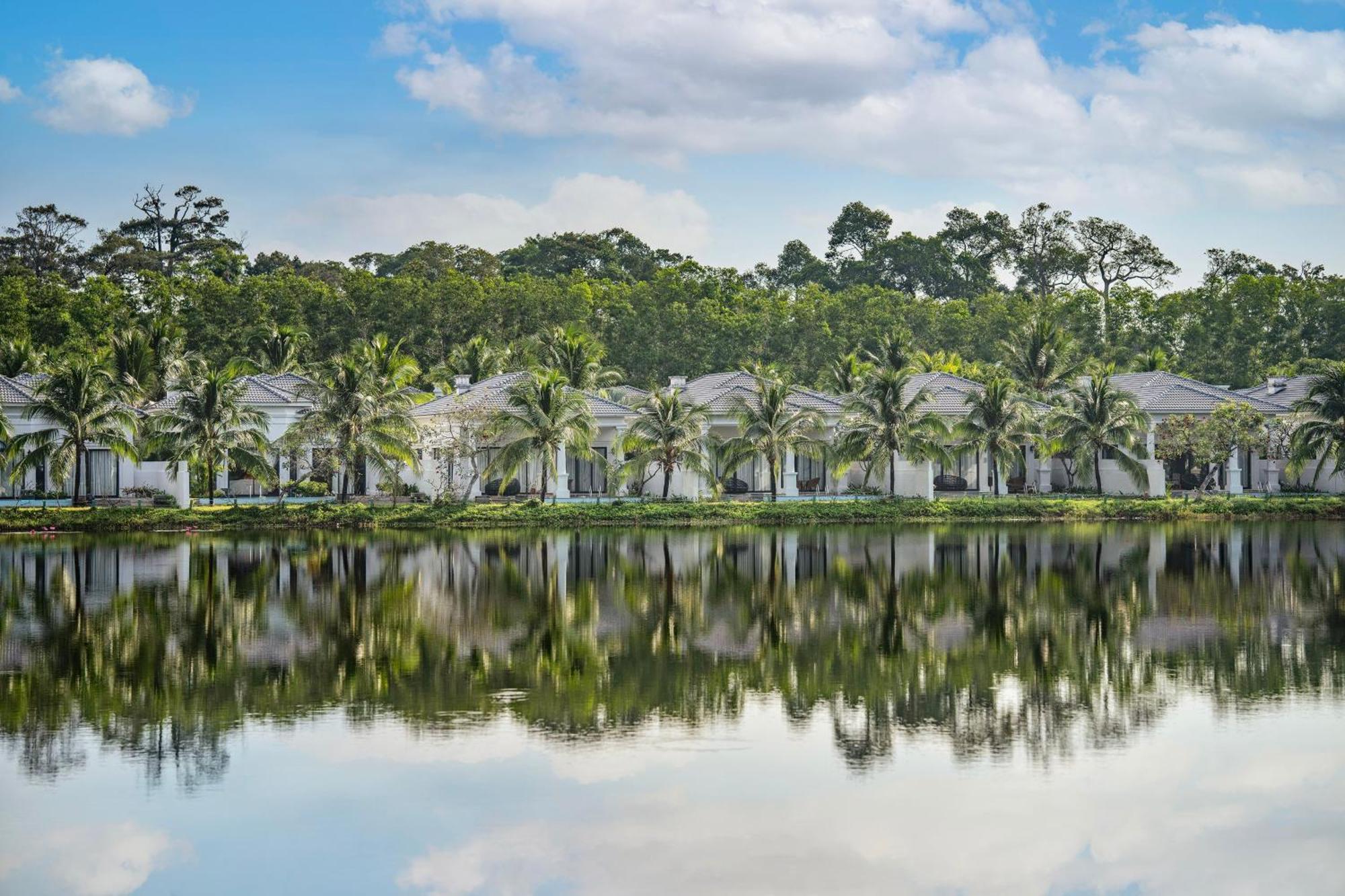 Three-Bedroom Villa Lake View Private Pool