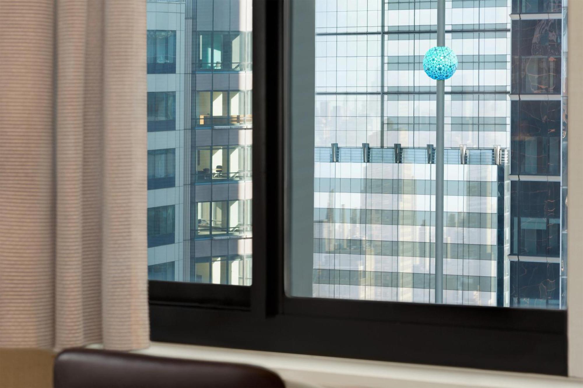 Deluxe King Room Times Square View High Floor