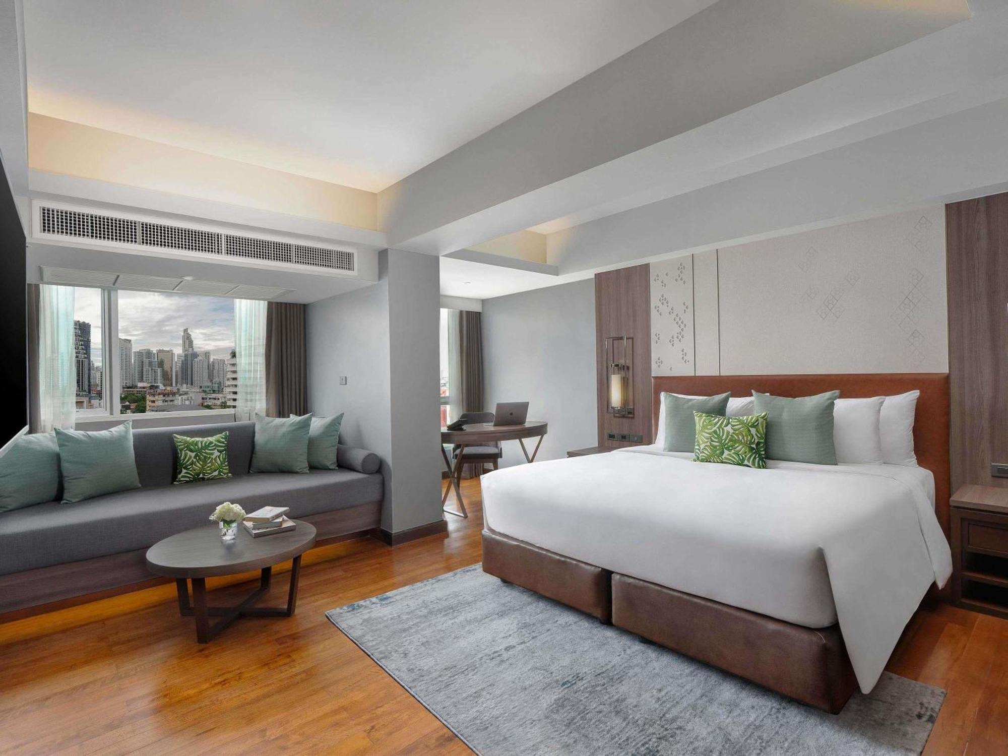 Comfort King Studio with Sofa Bed