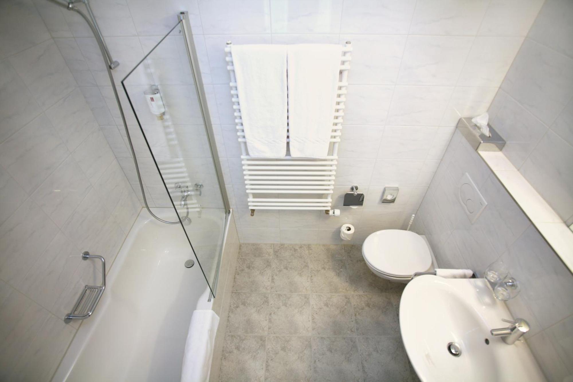 Budget Double Room,379115494:JPEG