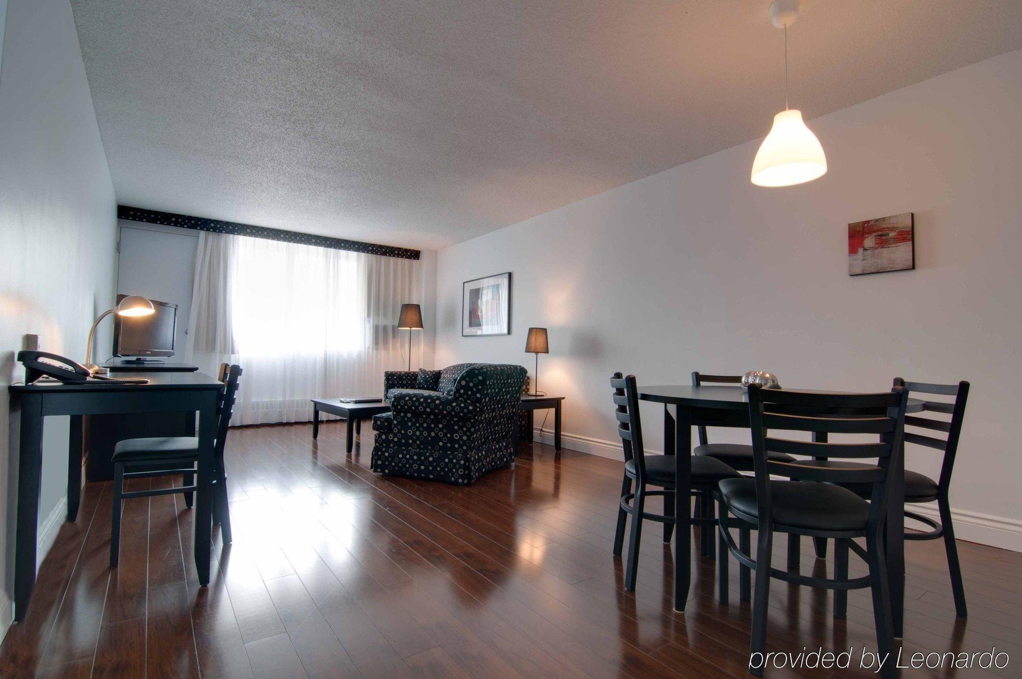Suite de 1 dormitorio con suelo de parquet