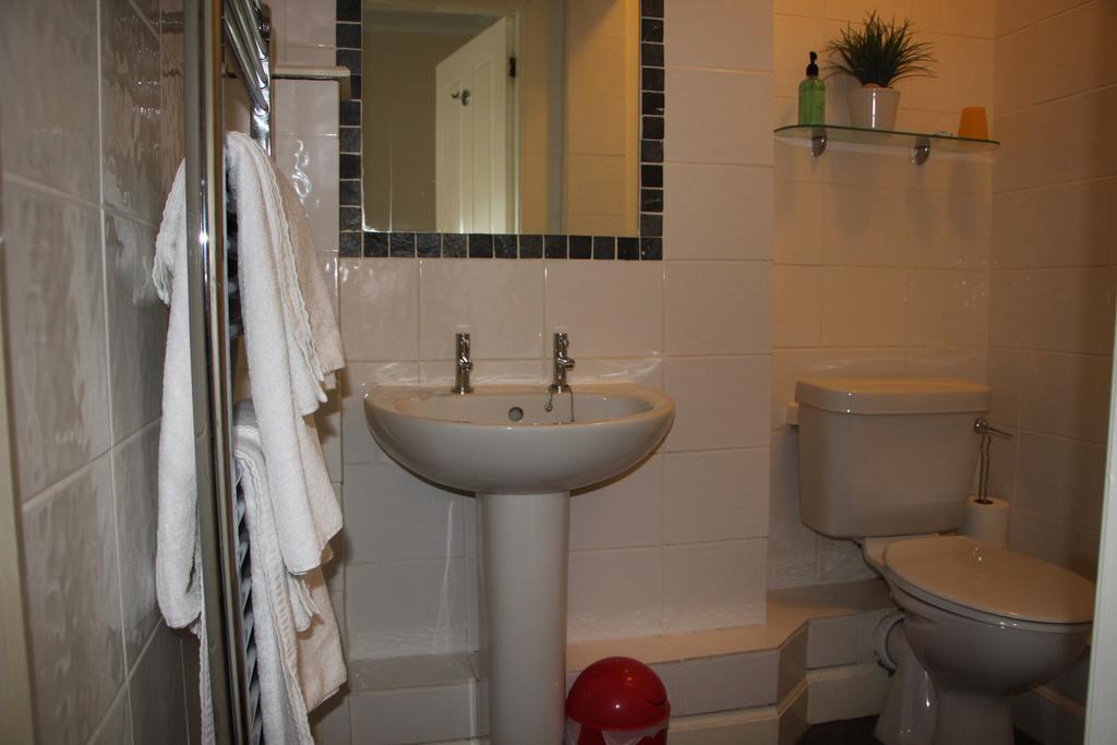 Twin Room En Suite Bathroom